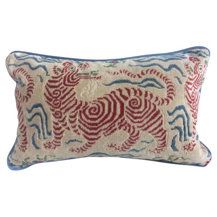 Cuscino in velluto rosso e piuma d
oca Clarence House "Tibet Dragon"