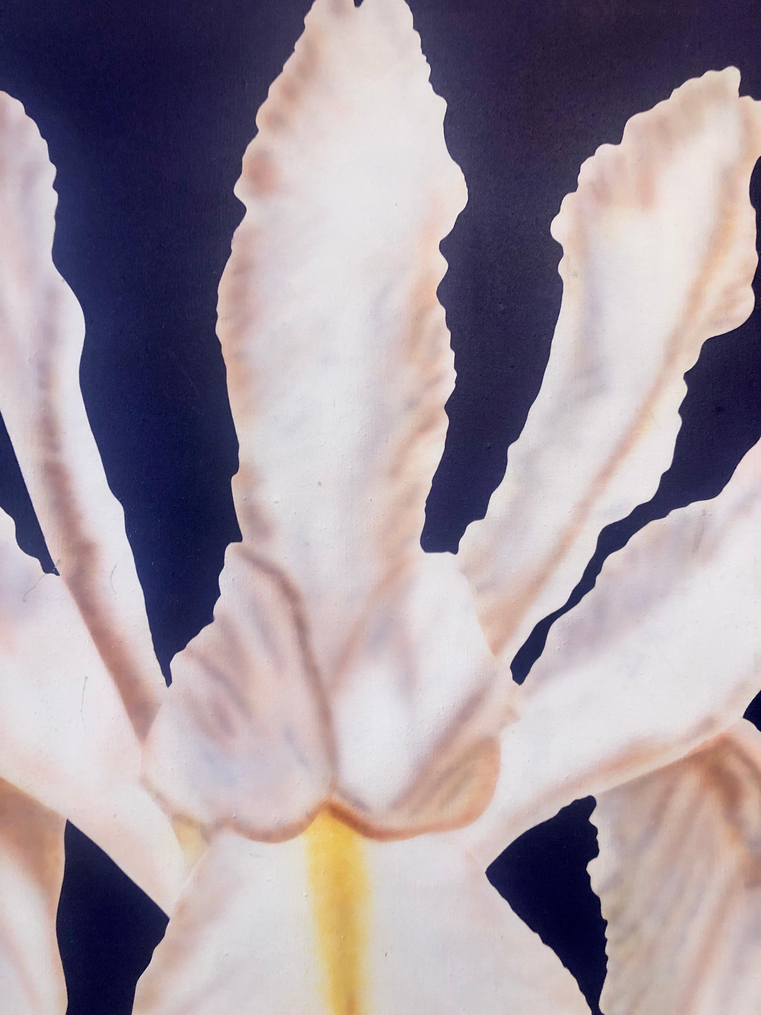 Fotorealismus Stillleben Acrylmalerei Blume Foto Realistische Orchidee, lebhaftes Blau im Angebot 3