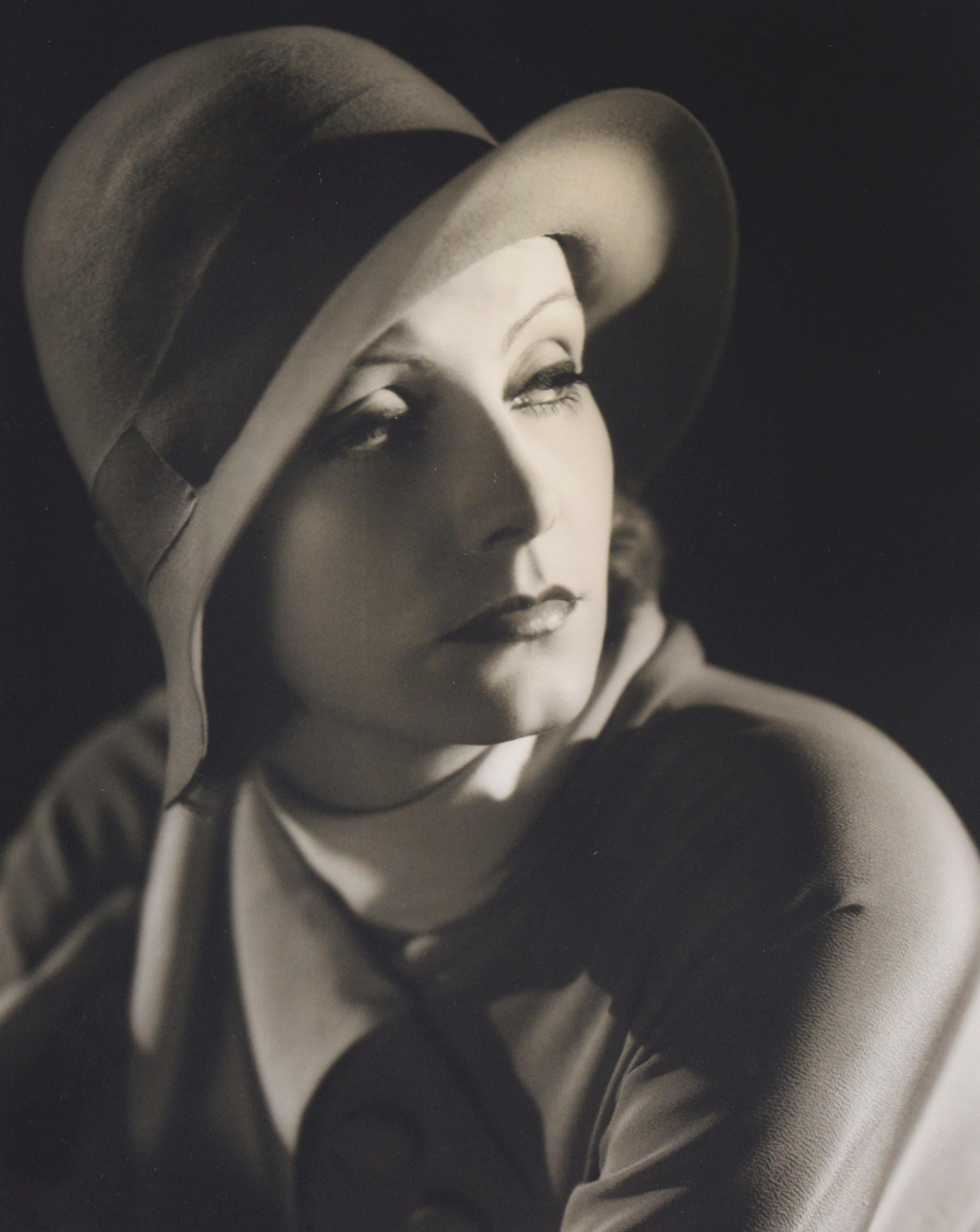 Greta Garbo – Schwarz-Weiß-Fotografie von Clarence Sinclair Bull, 1930 im Angebot 3