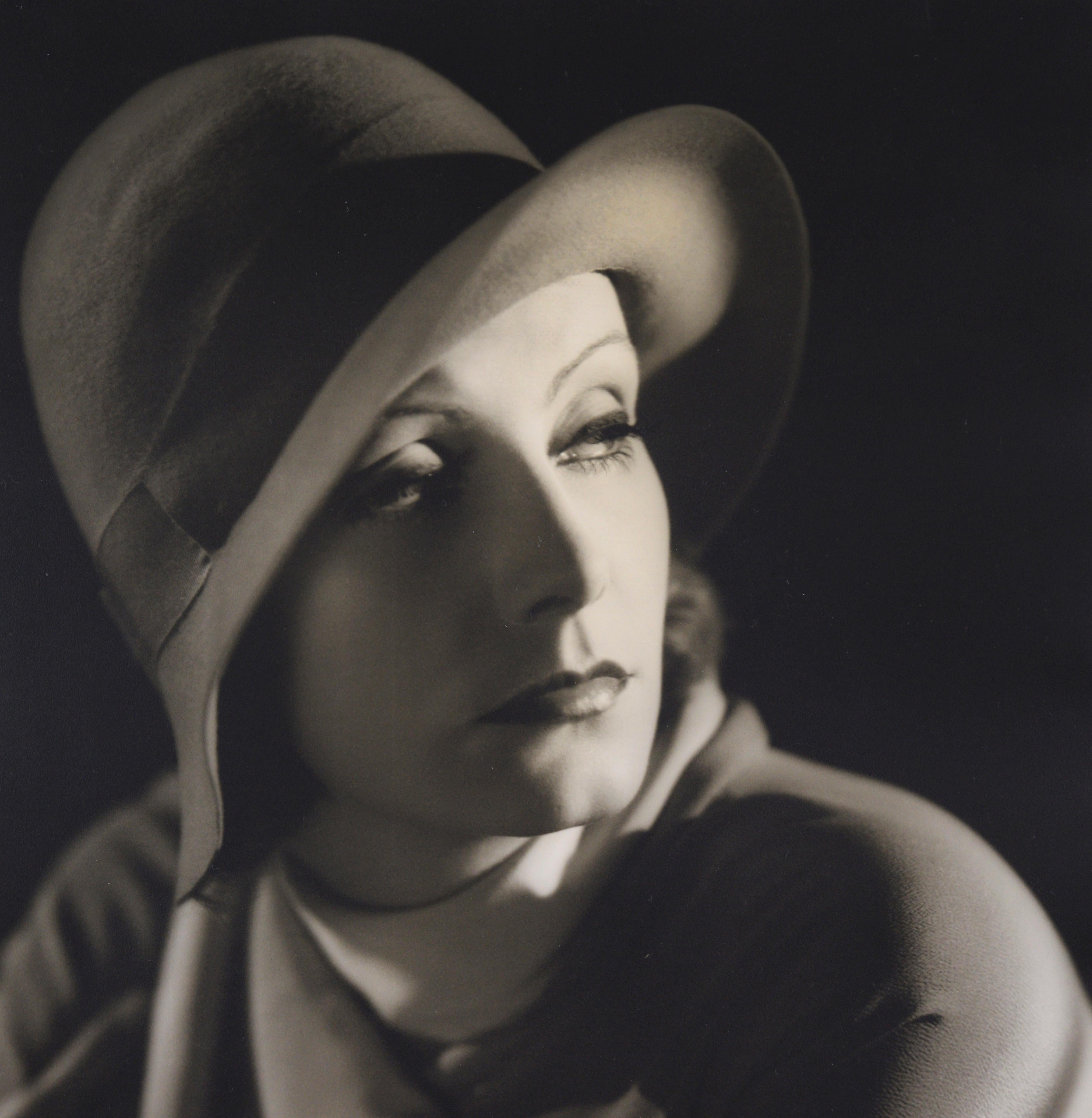 Greta Garbo – Schwarz-Weiß-Fotografie von Clarence Sinclair Bull, 1930 im Angebot 4