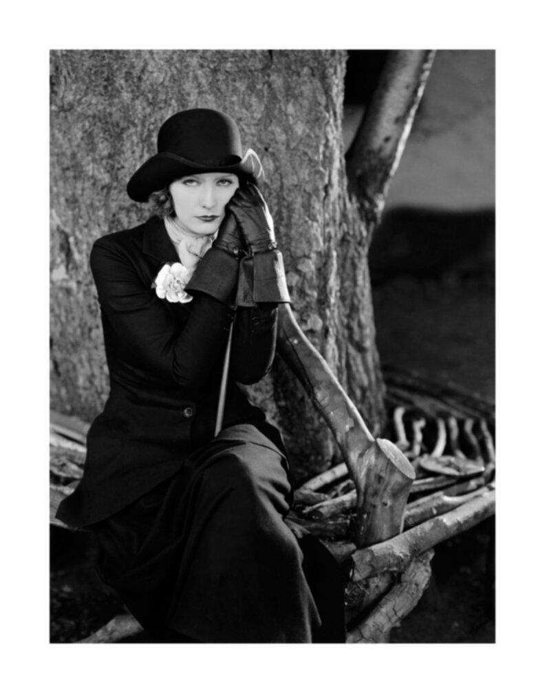 Clarence Sinclair Bull Black and White Photograph – Greta Garbo „Love“ Publicity Stillleben