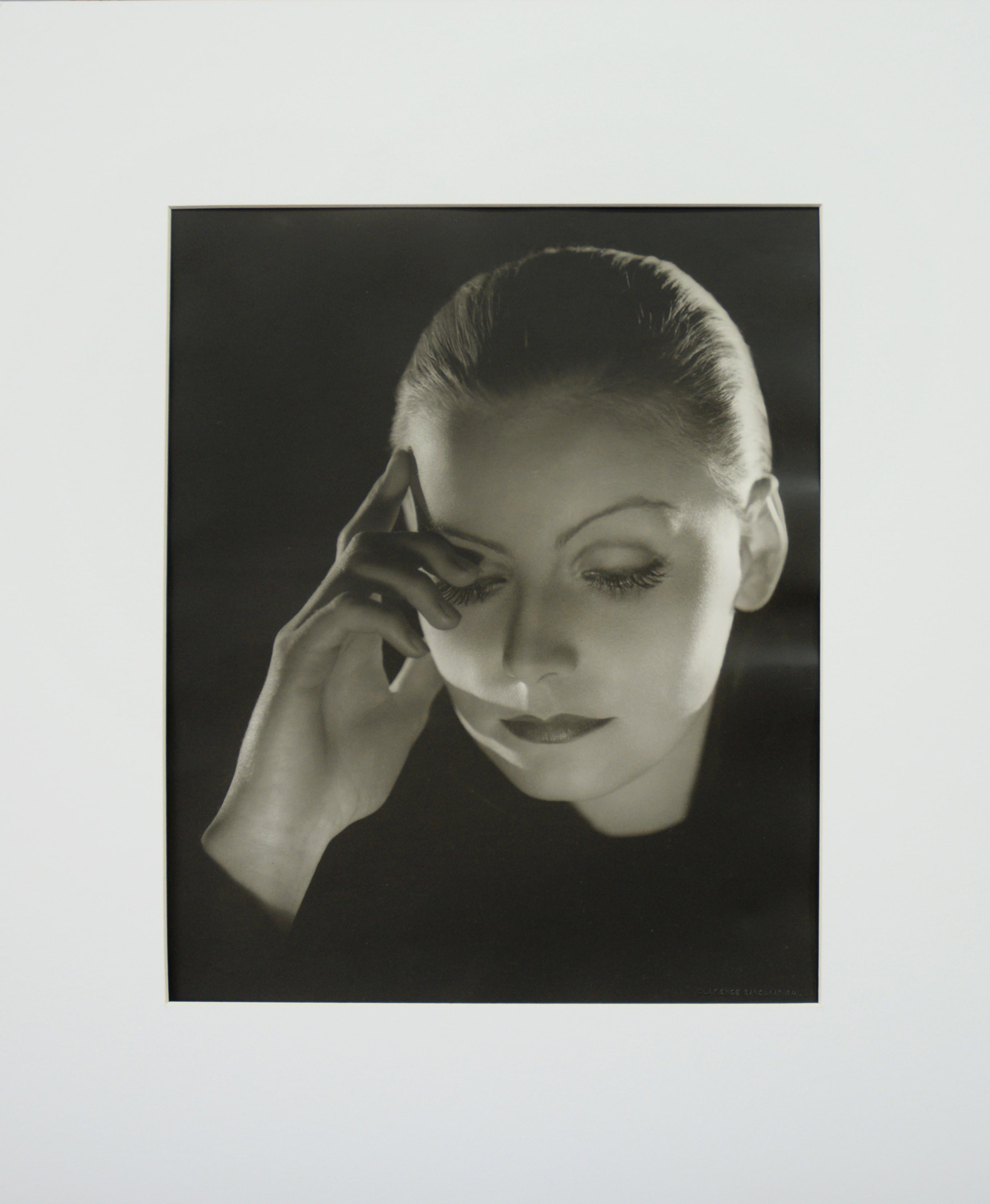 Filmfotografie „Mata Hari“ von Clarence Sinclair Bull, Greta Garbo, 1931

Eine Schwarz-Weiß-Fotografie mit matter Oberfläche und doppeltem Papiergewicht, die eine Aufnahme des Stars von 1931 mit dem Titel "Mata Hari" zeigt, die Jahrzehnte später vom