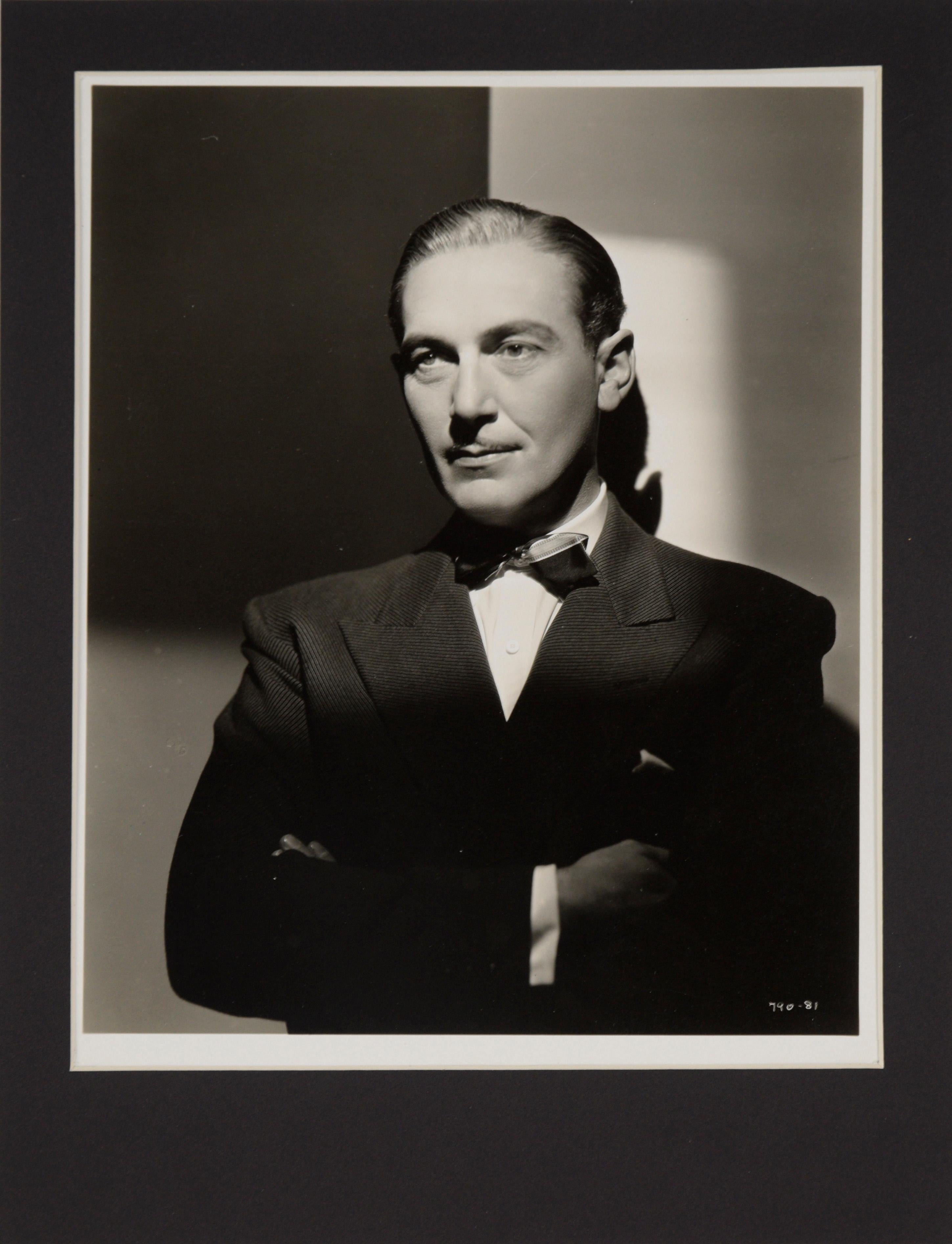 « Watch On The Rhine » (Voir sur le Rhin) - 1943 Photographie de Clarence Sinclair Bull

 Photographie en noir et blanc de 1943 de l'acteur Paul Whiting (hongrois, 1894-1971) par Clarence Sinclair Bull (américain, 1896-1979). Finition mate, papier à