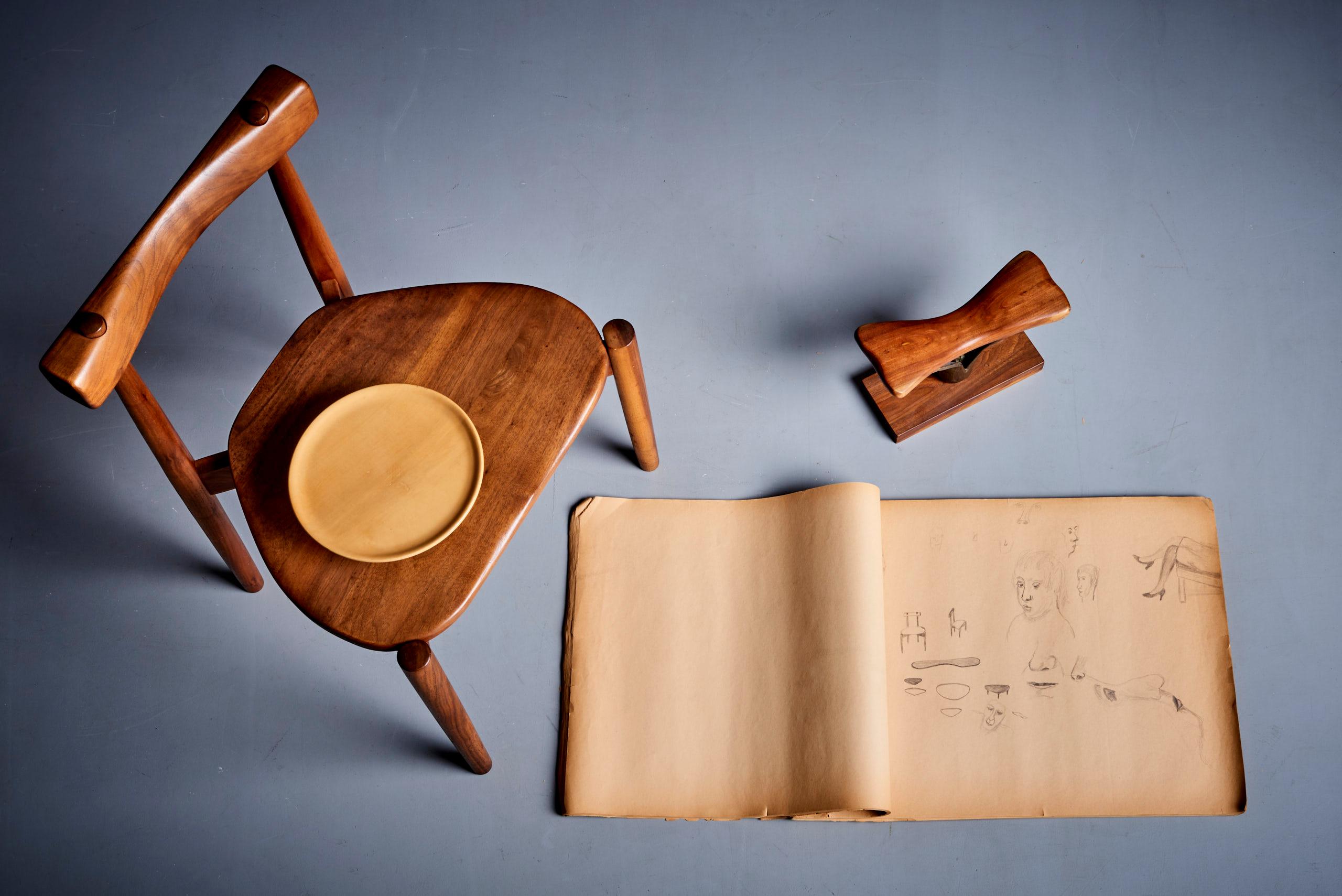 Collezione di Clarence Teed: una sedia, un piatto, una scultura e un libro di schizzi. in vendita 4