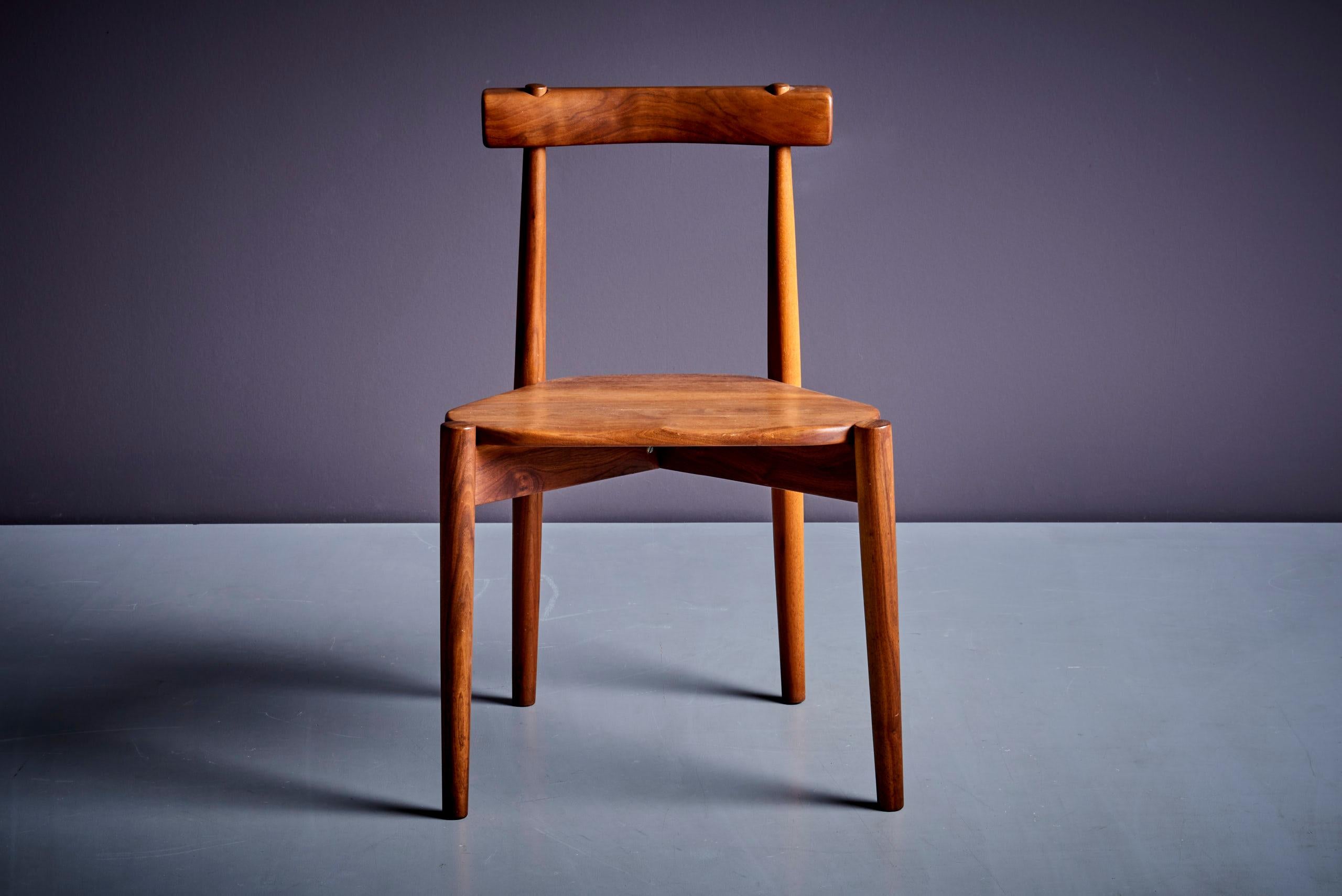Mid-Century moderno Collezione di Clarence Teed: una sedia, un piatto, una scultura e un libro di schizzi. in vendita