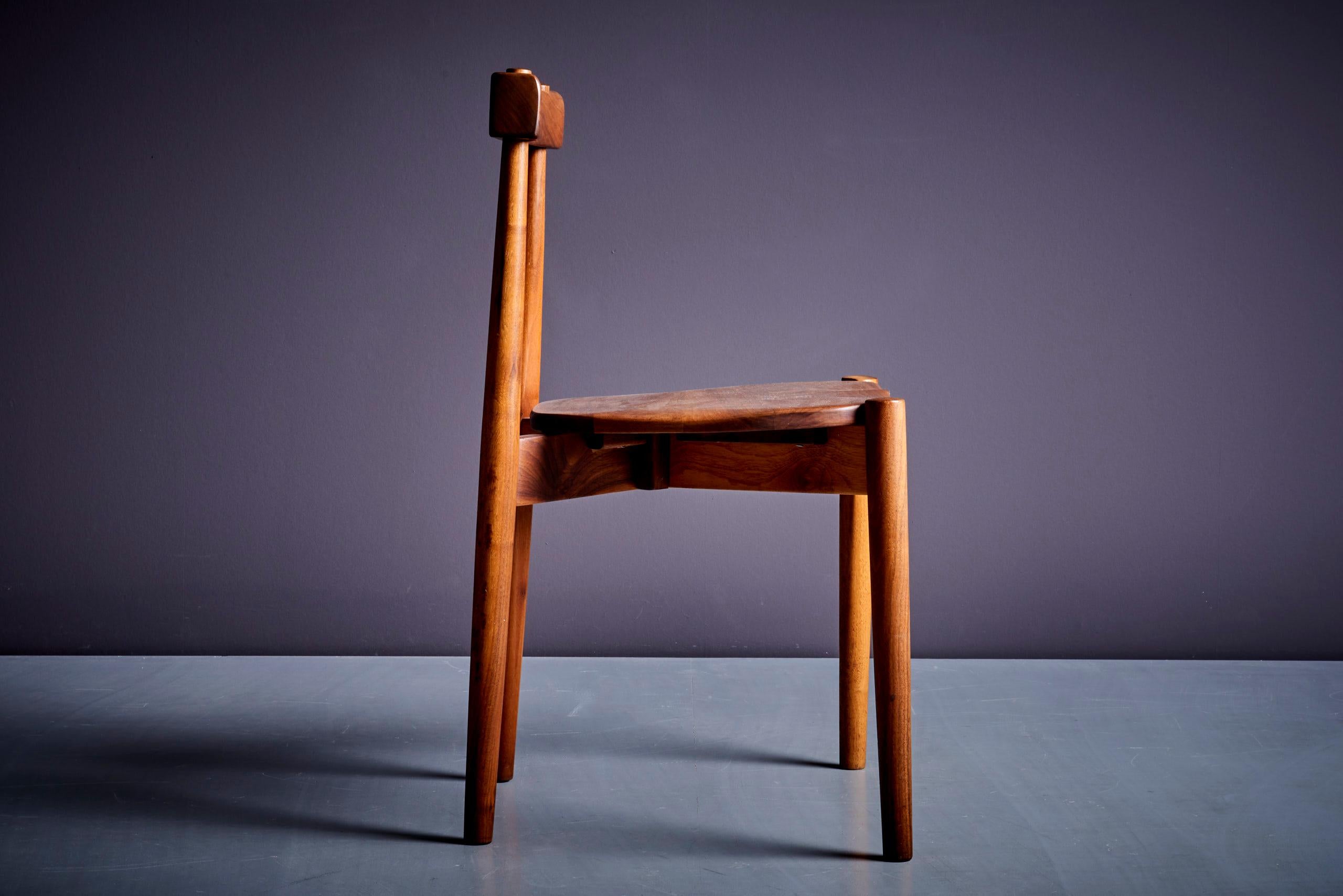 Metà XX secolo Collezione di Clarence Teed: una sedia, un piatto, una scultura e un libro di schizzi. in vendita
