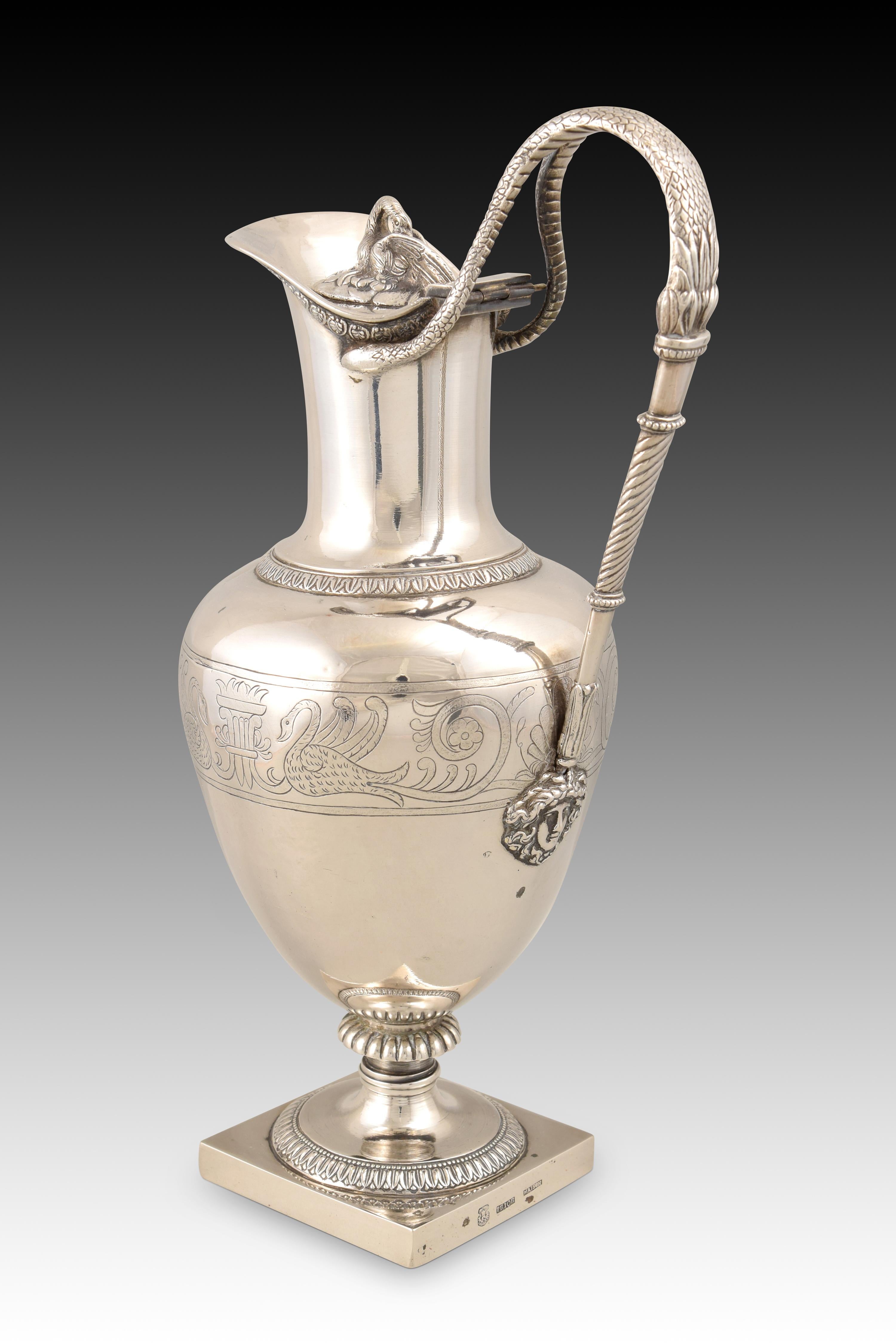Jug. Silver. Anselm Prior and Mason. Vitoria, Spain, between 1816 and 1846. 
With contrast markings. 
Silver jug in its color with a square base that serves as a support for the circular foot decorated with a band of ova and that ends in a gallon