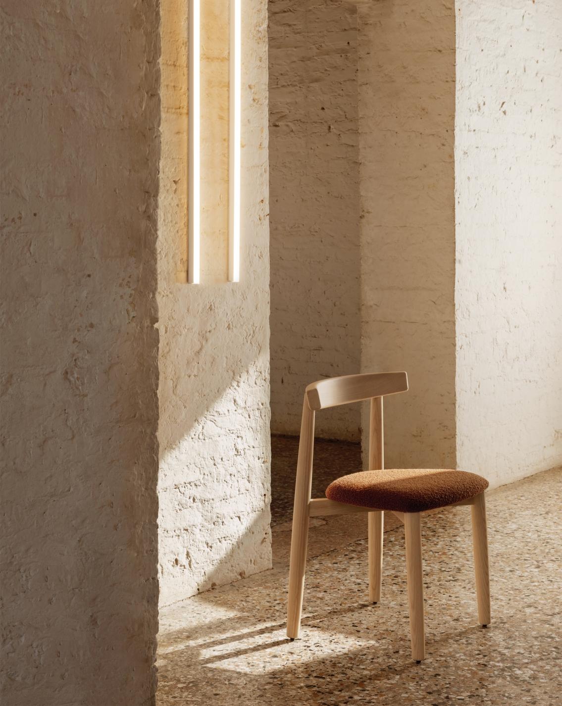 Silla Claretta Bold con base de nogal y asiento de terciopelo gris de Florian Schmid en venta 3