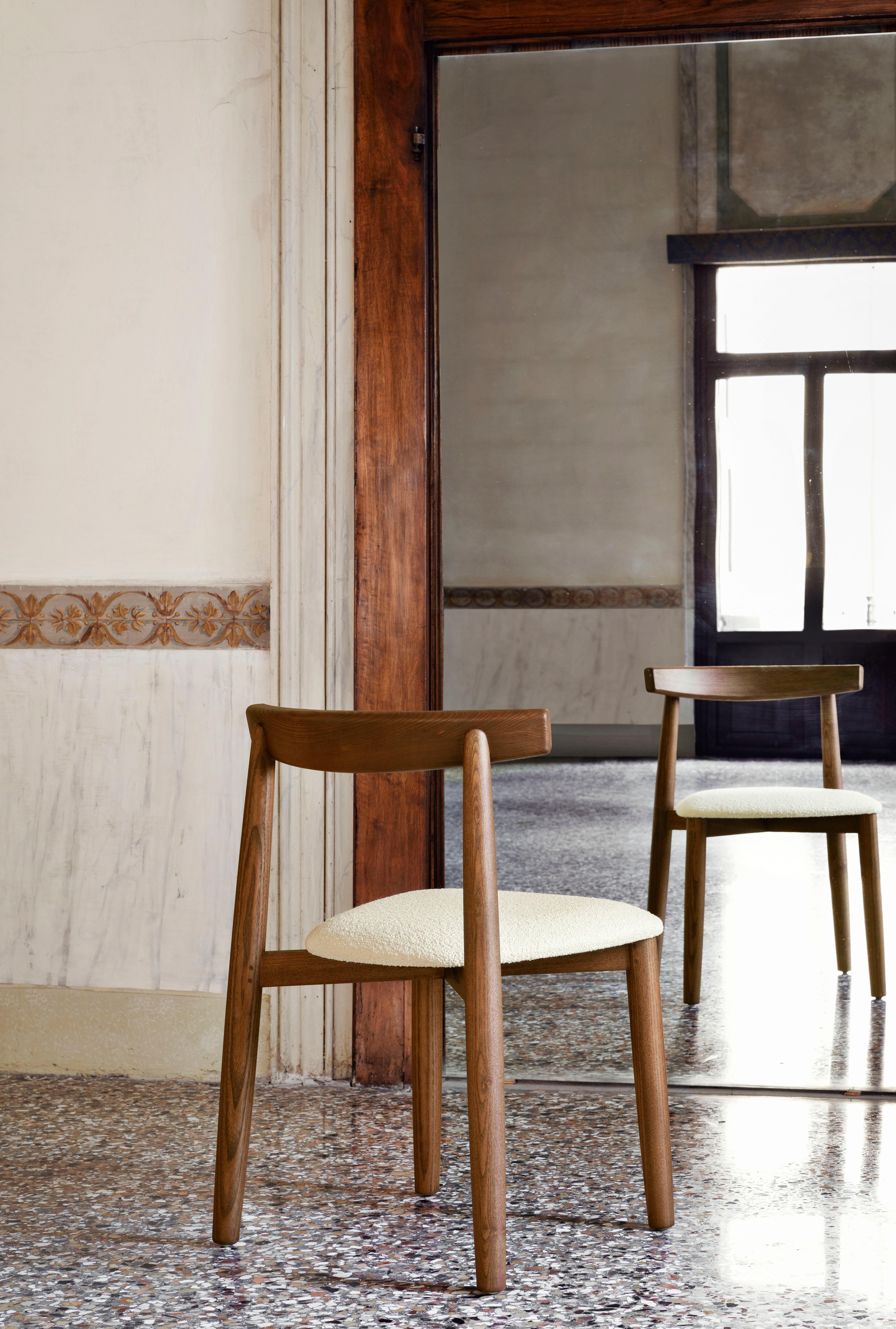 Claretta Bold Stuhl mit Untergestell aus Nussbaumholz und Sitz aus grauem Samt von Florian Schmid (Moderne) im Angebot