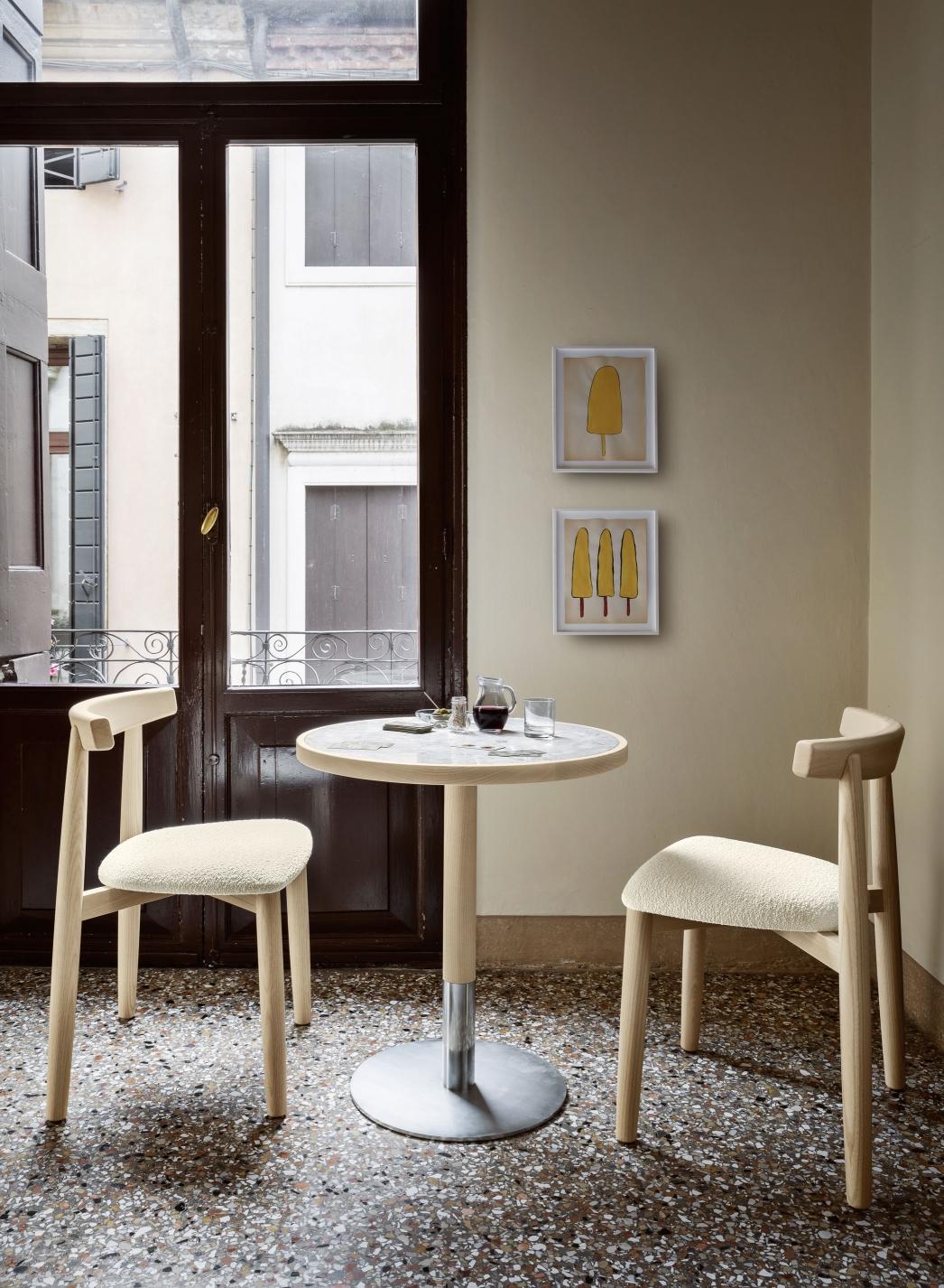 Silla Claretta Bold con base de nogal y asiento de terciopelo gris de Florian Schmid en venta 2