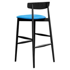 Petit tabouret Claretta en tissu Tanimo Ultramarine Blue avec cadre en frêne noir