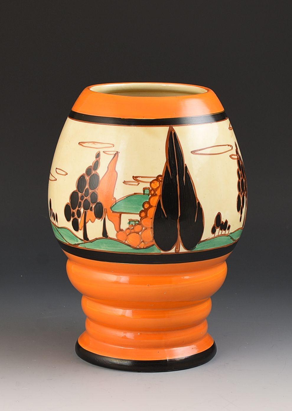 Eine herrliche Vase in Form 362 in einer frühen, kühnen Version von Trees & House. Sie stammt aus dem Jahr 1931 und zeigt eine perfekt gemalte, sich wiederholende Version des Musters um die Form herum. Die Farben sind sauber und abgesehen von ein