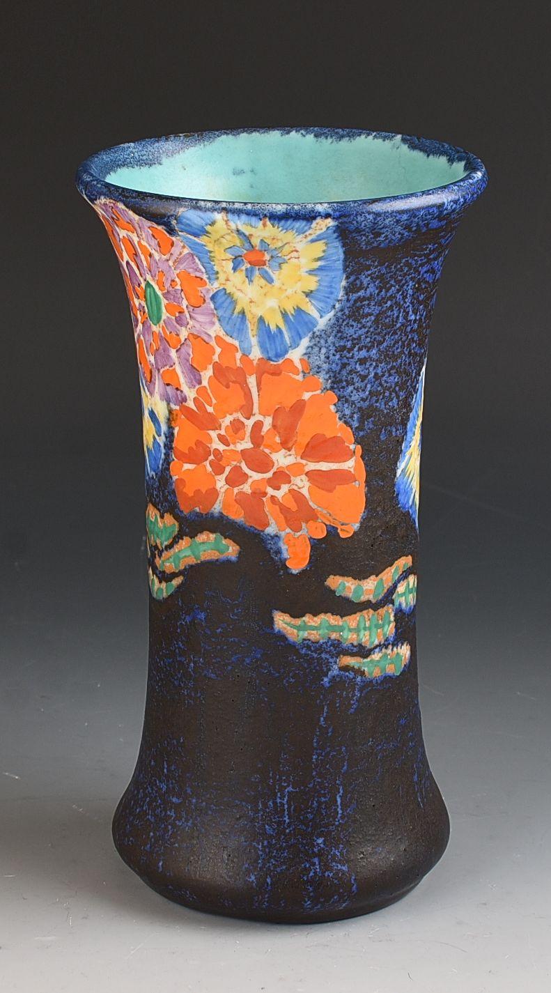 Un vase de forme 206 extrêmement rare et désirable, décoré d'une version très forte de Clovre. Fait partie de la gamme Inspiration ou de la même période et des mêmes techniques de production, mais avec des couleurs plus foncées, presque noires.