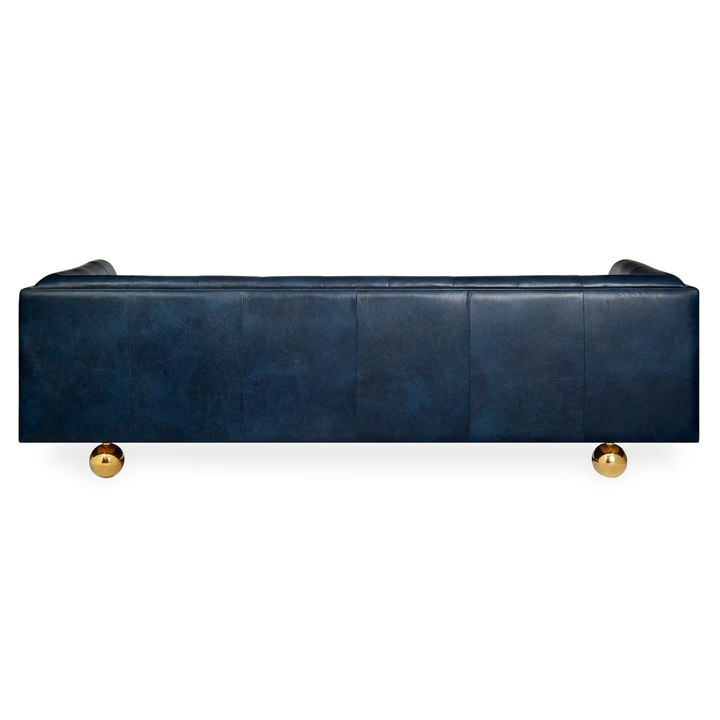 Modernes Chesterfield-Sofa aus marineblauem Leder von Claridge (amerikanisch) im Angebot