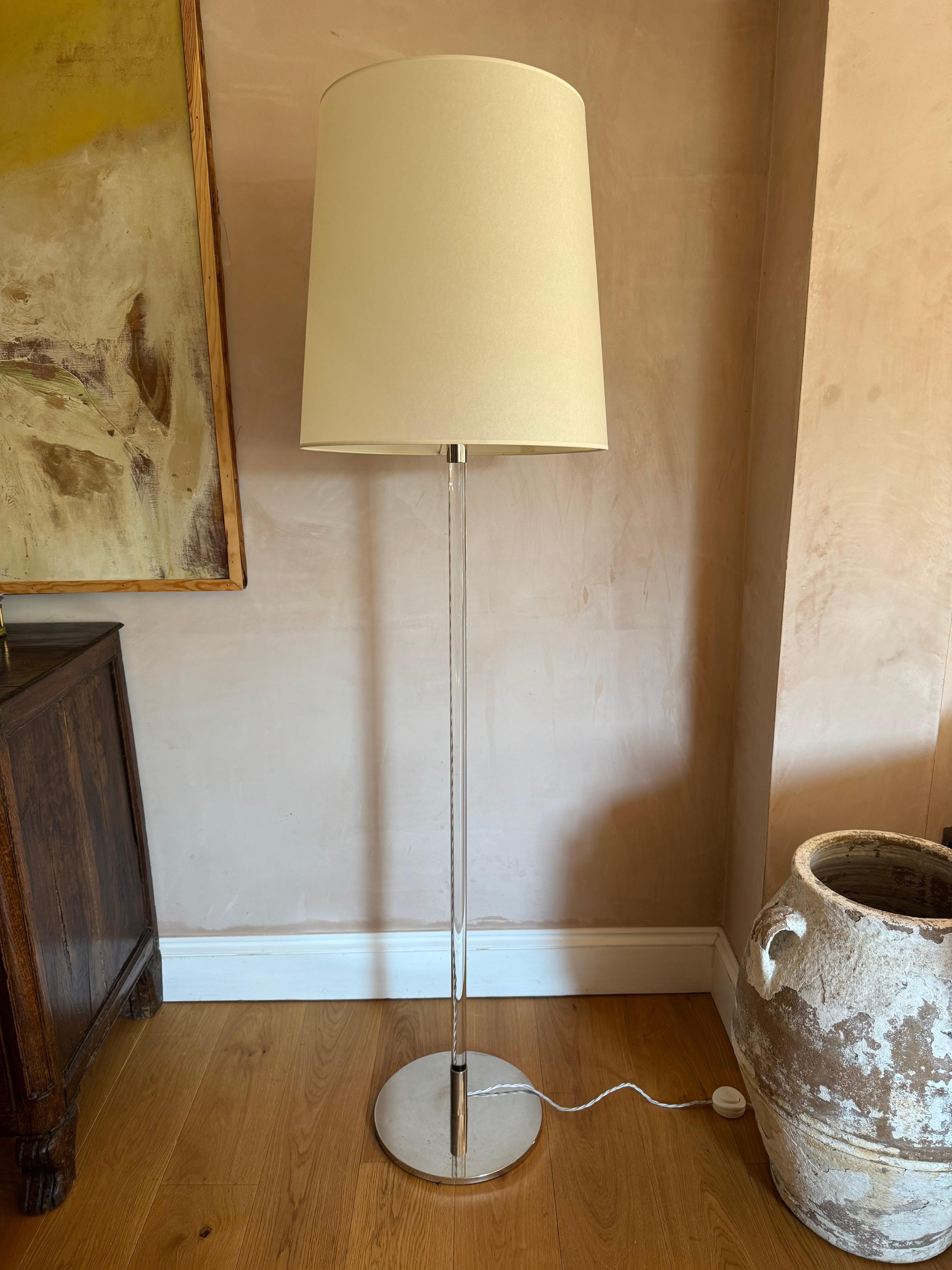 Plated Claridge’s modernist style glass and chrome elegant floor lamp For Sale