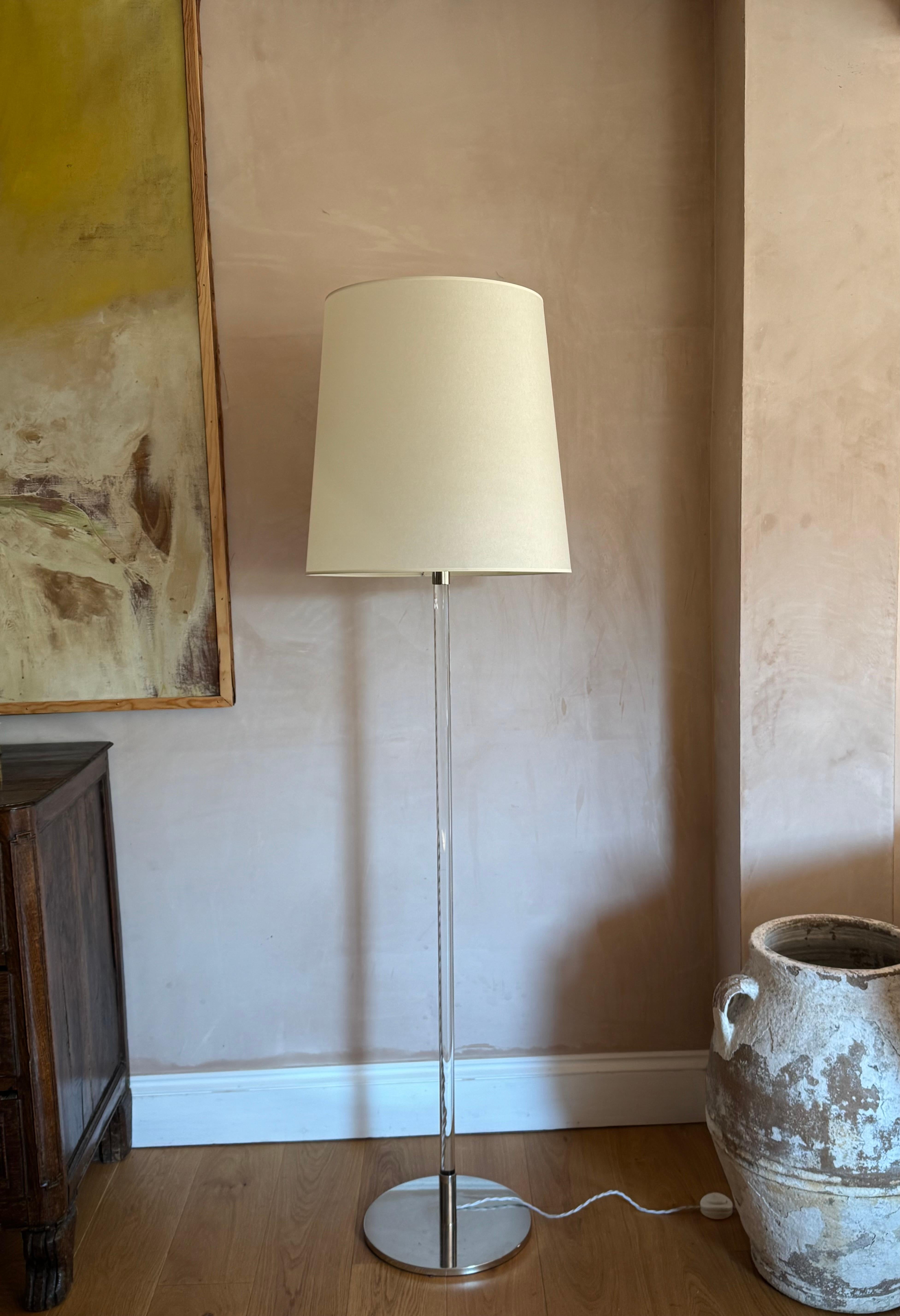 Claridge’s modernist style glass and chrome elegant floor lamp In Good Condition For Sale In London, GB