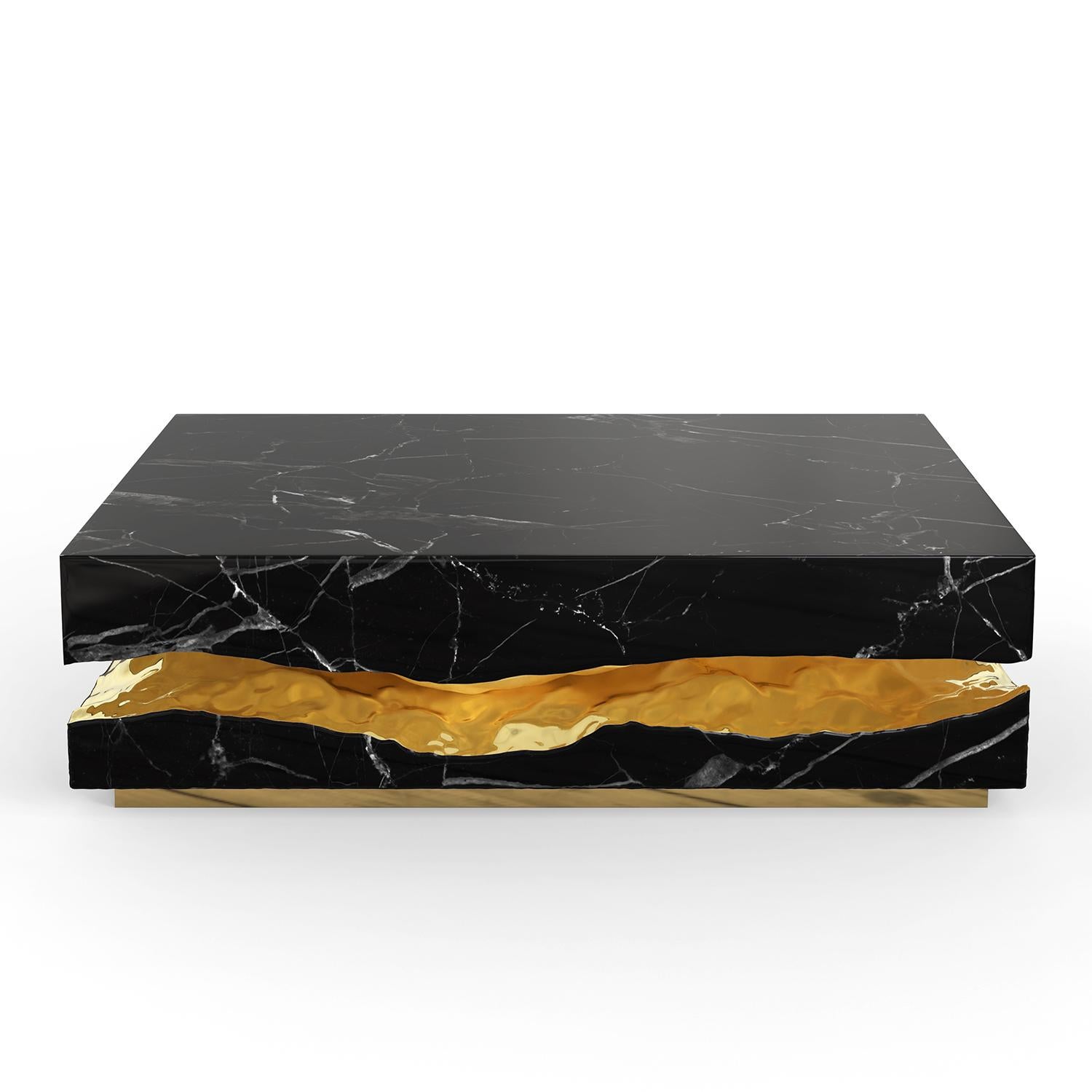 Table basse Clarina Marbre noir avec structure en bois 
recouvert de marbre noir et dont l'intérieur est en marbre poli. 
finition en laiton. Table basse sur base en laiton poli.
Également disponible sur demande avec d'autres finitions de marbre.
