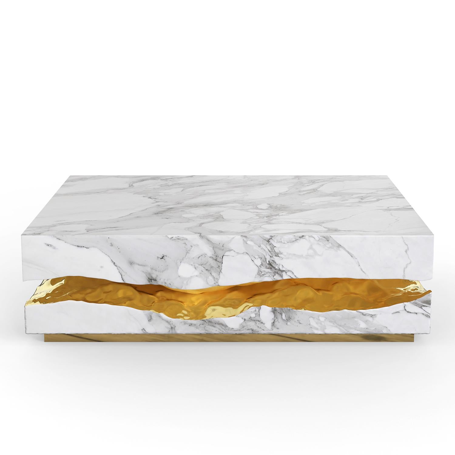 Tavolino Clarina in marmo bianco con struttura in legno 
rivestito di marmo bianco e con l'interno in marmo lucidato. 
finitura in ottone. Tavolino da caffè su base in ottone lucido.
Disponibile su richiesta anche con altre finiture di marmo.