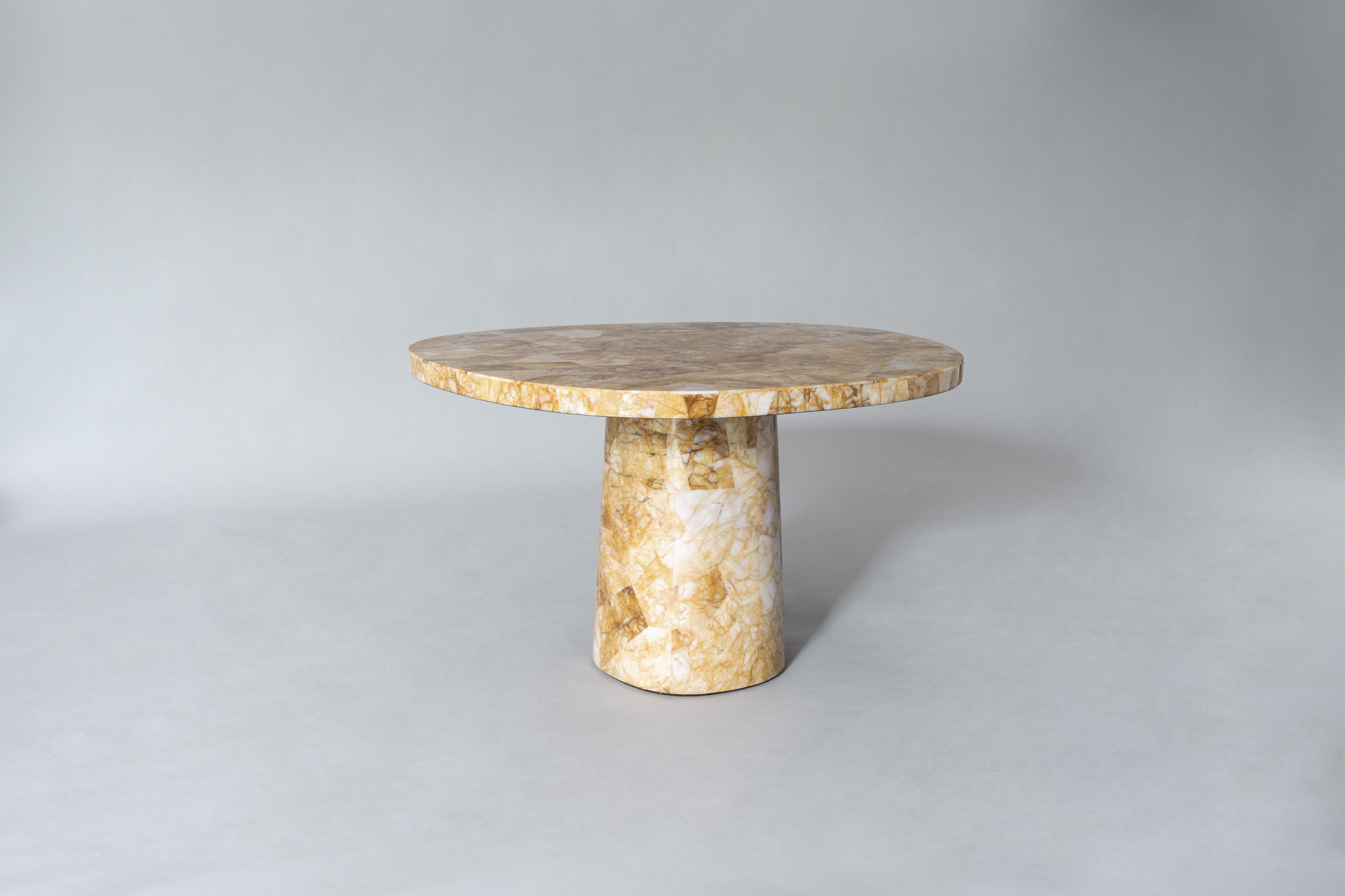 La table d'appoint Clarion allie harmonieusement la sophistication raffinée de lignes épurées à l'attrait de la beauté organique de la pierre naturelle. La marqueterie de pierre exquise crée un affichage dynamique de motifs et de couleurs.