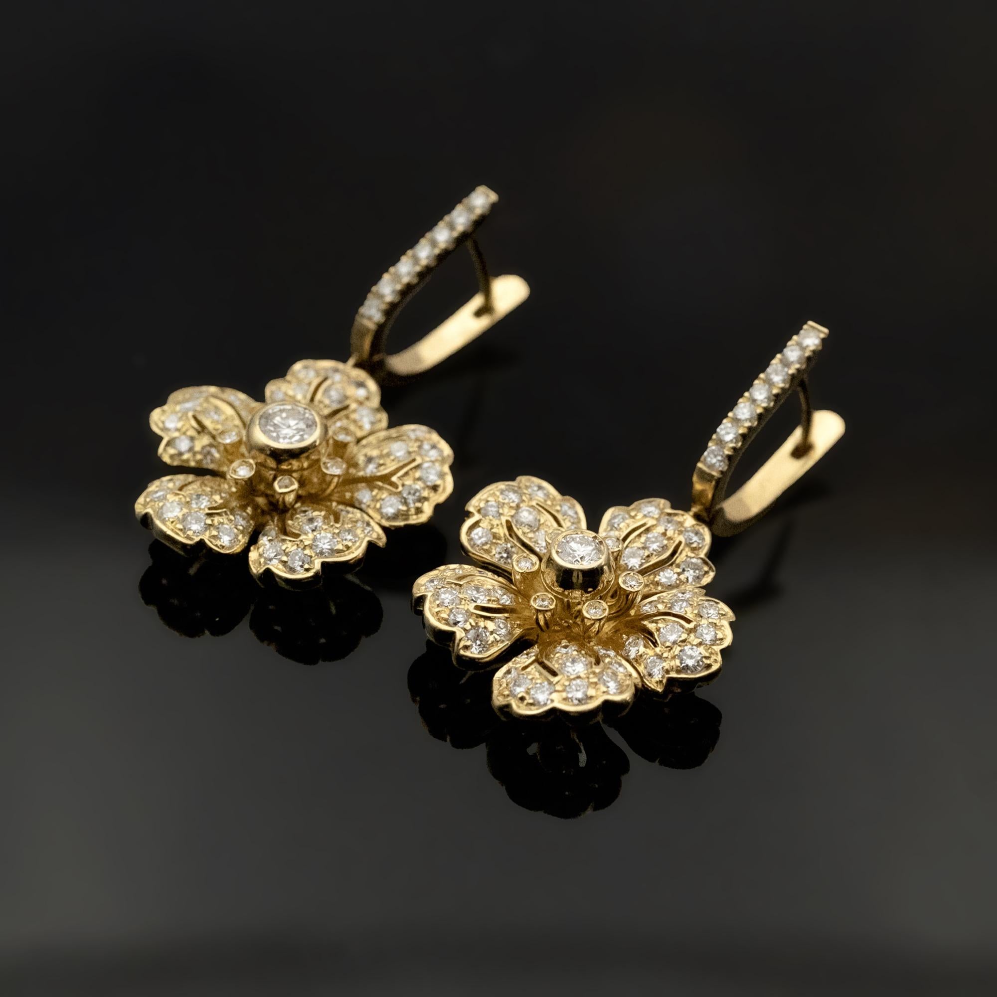 Contemporain Claris.A Boucles d'oreilles fleurs en or jaune 18 carats et diamants en vente