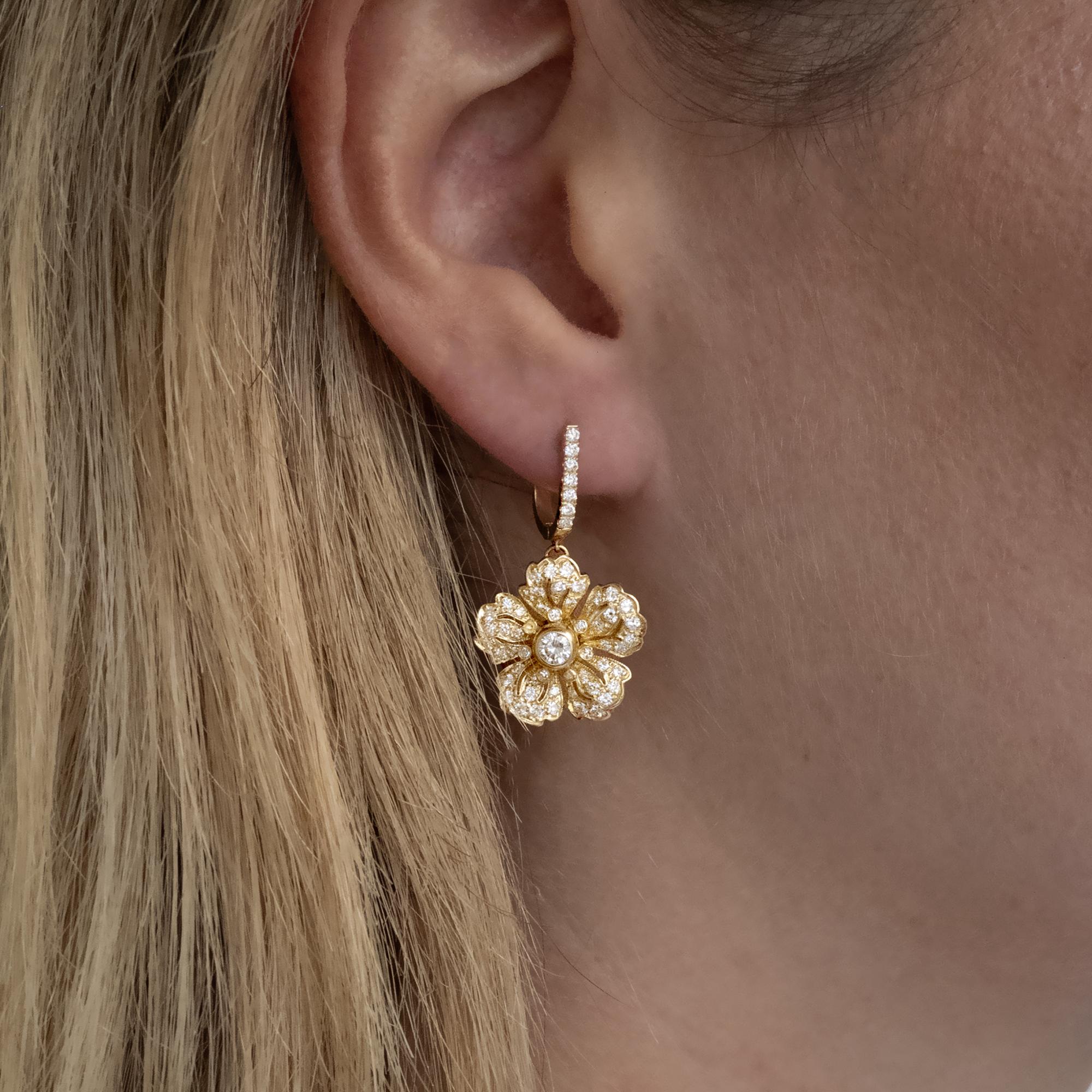 Taille ronde Claris.A Boucles d'oreilles fleurs en or jaune 18 carats et diamants en vente