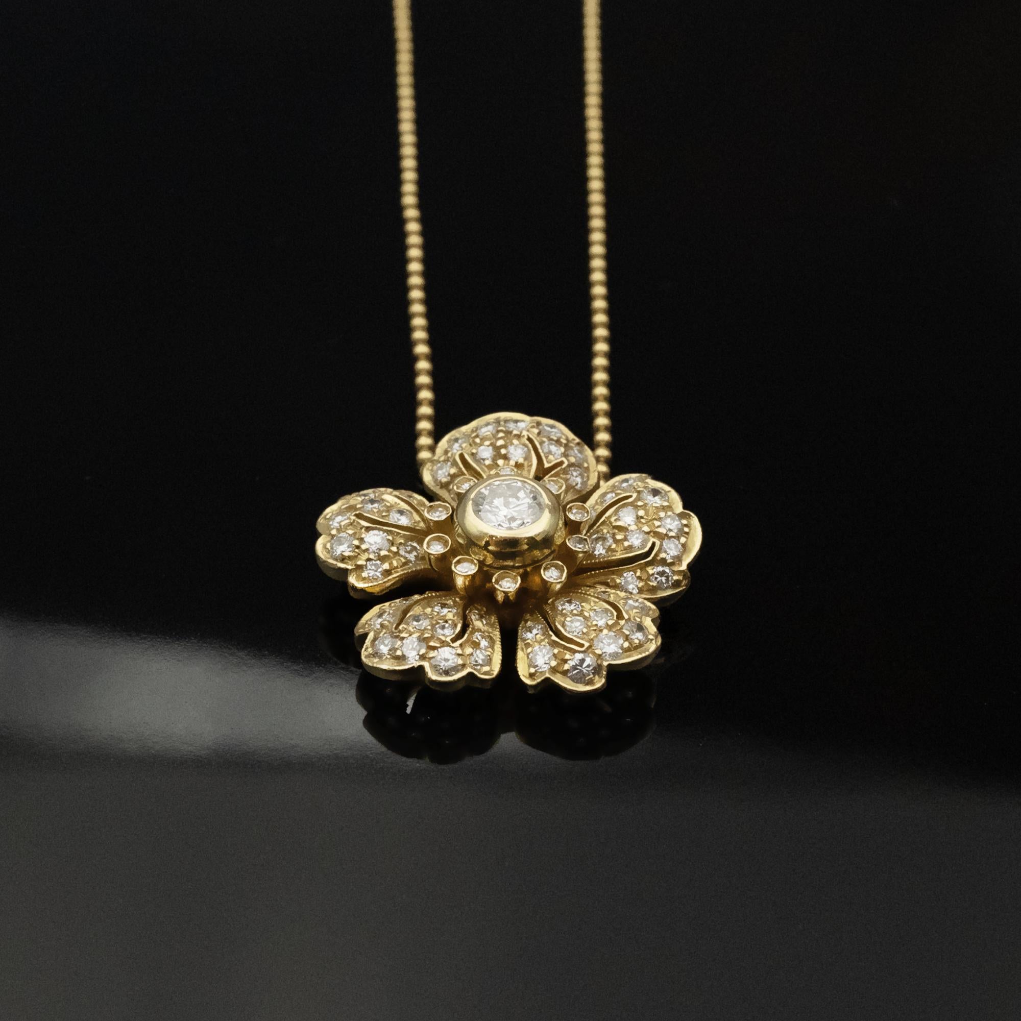 Contemporain Claris.A Collier pendentif fleur en or jaune 18 carats et diamants en vente