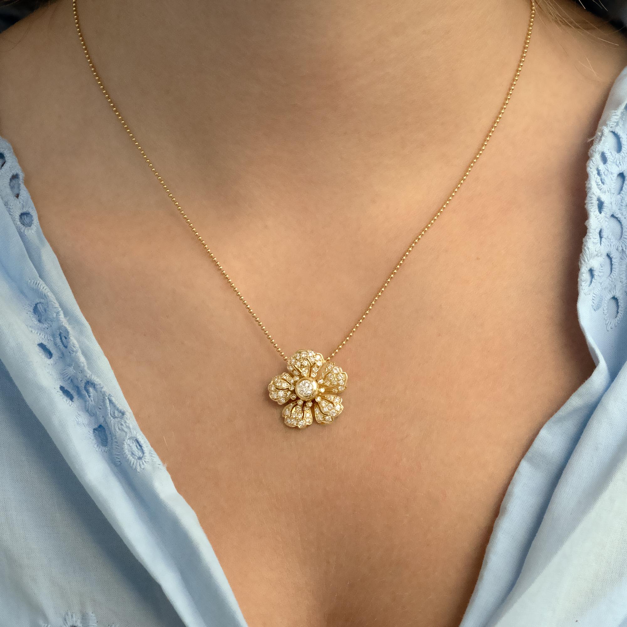 Taille ronde Claris.A Collier pendentif fleur en or jaune 18 carats et diamants en vente