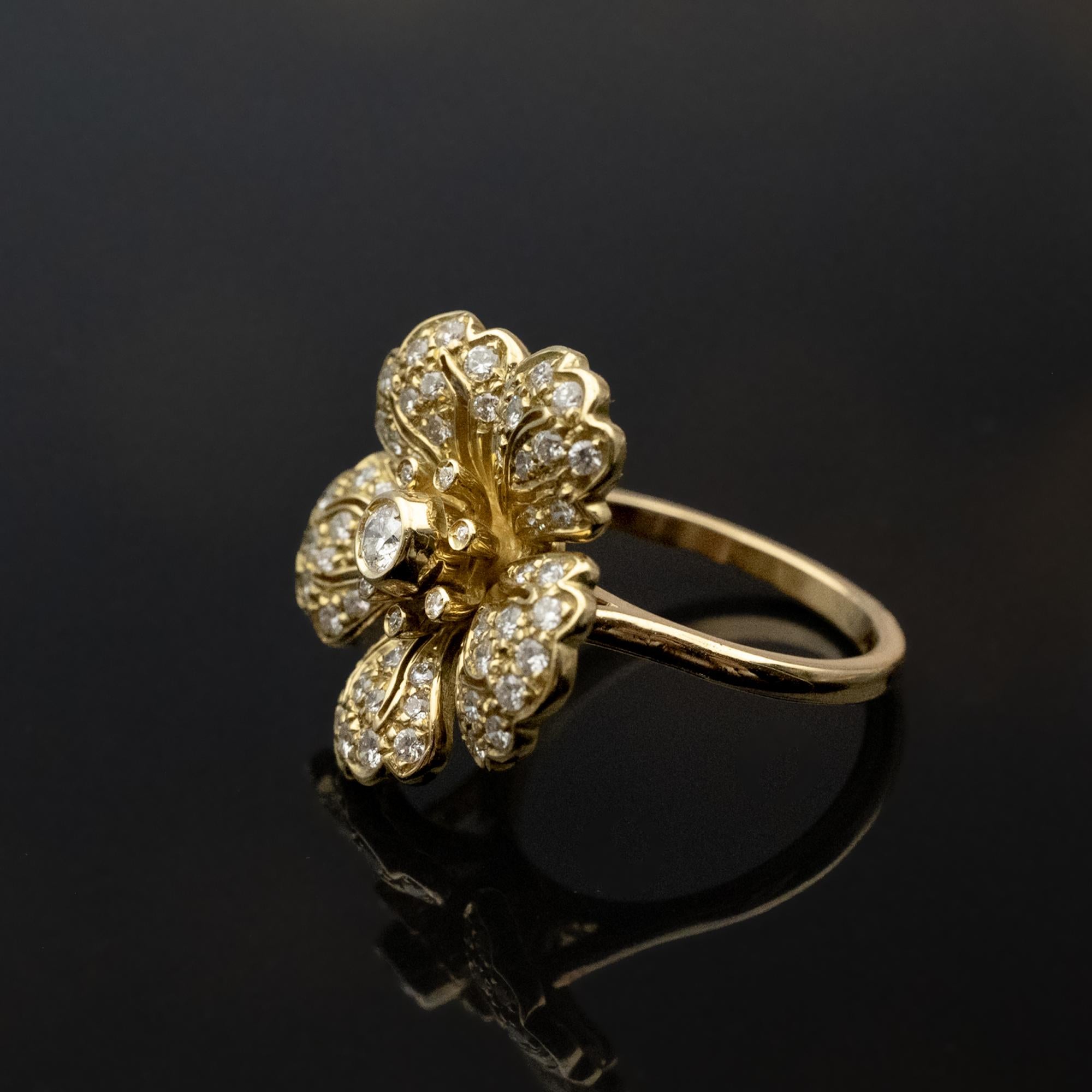 Contemporain Claris.A Bague fleur en or jaune 18 carats et diamants en vente