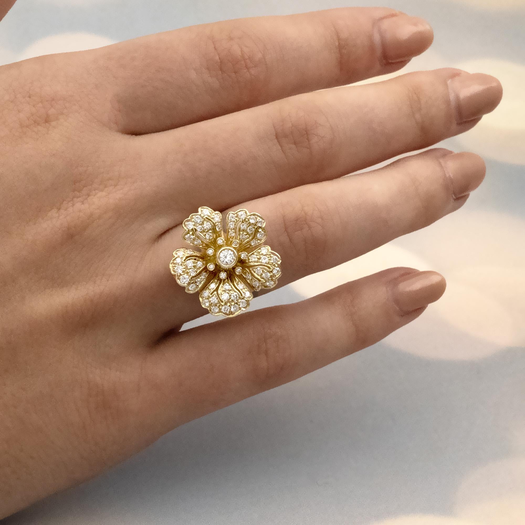Taille ronde Claris.A Bague fleur en or jaune 18 carats et diamants en vente
