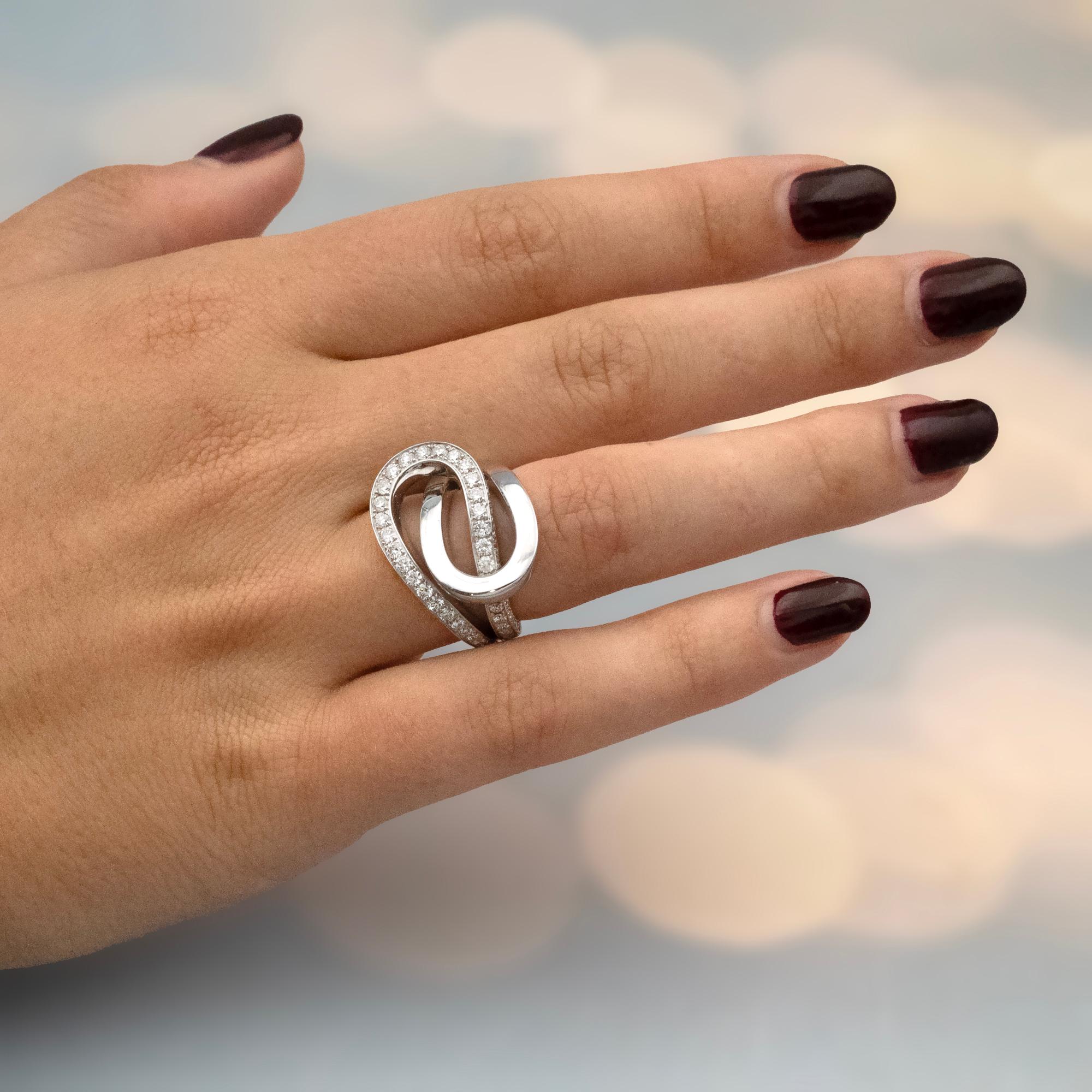 Claris.A 18K Weißgold Diamant Ring mit verflochtenen Schleifen (Brillantschliff) im Angebot