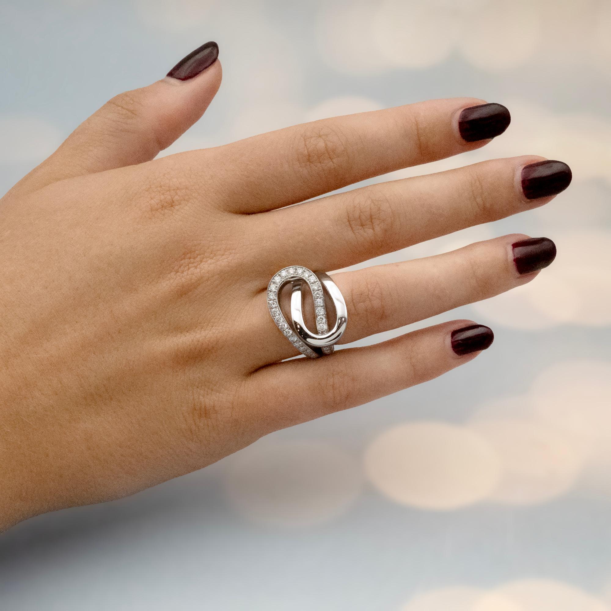 Claris.A 18K Weißgold Diamant Ring mit verflochtenen Schleifen im Zustand „Neu“ im Angebot in Monte Carlo, MC