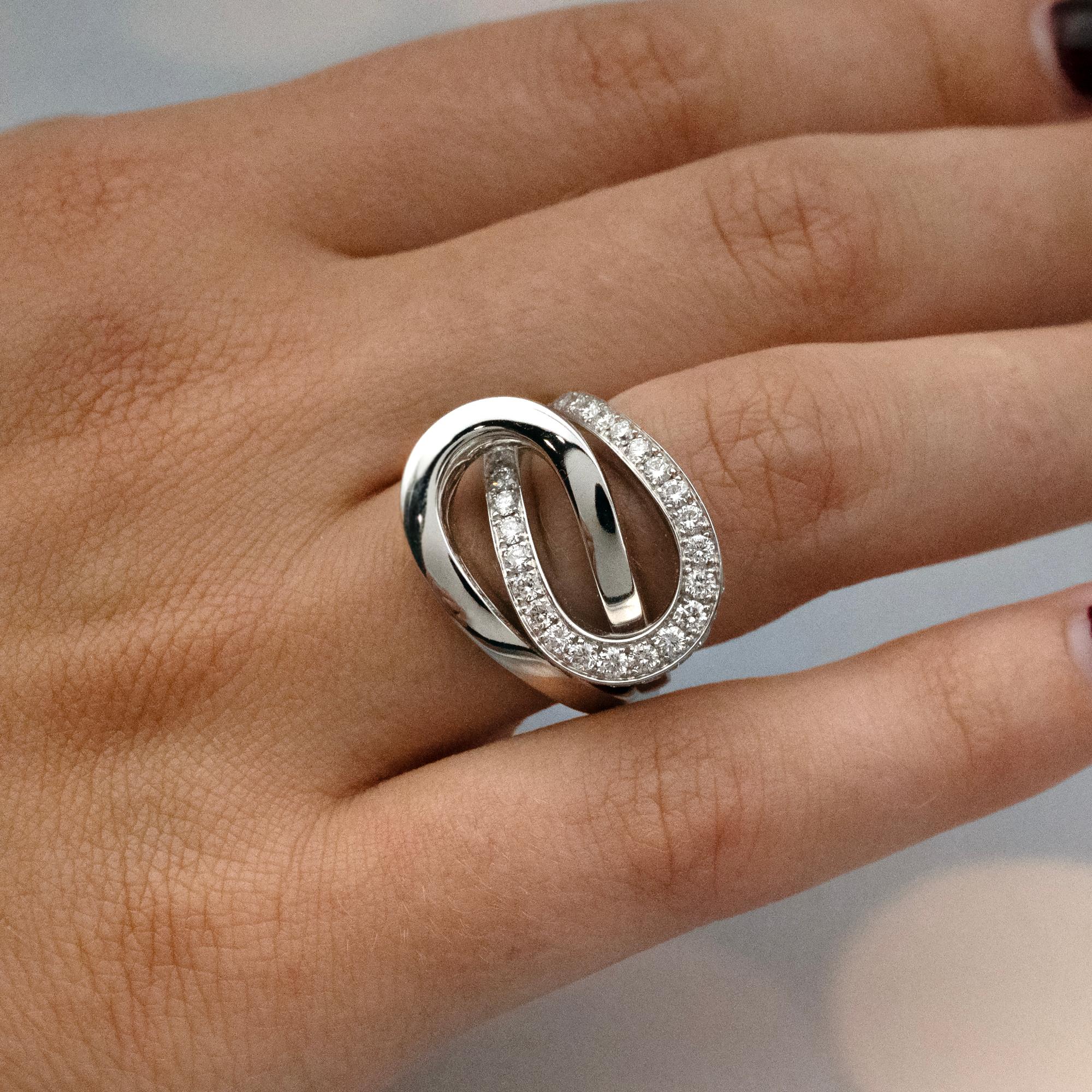 Claris.A 18K Weißgold Diamant Ring mit verflochtenen Schleifen Damen im Angebot