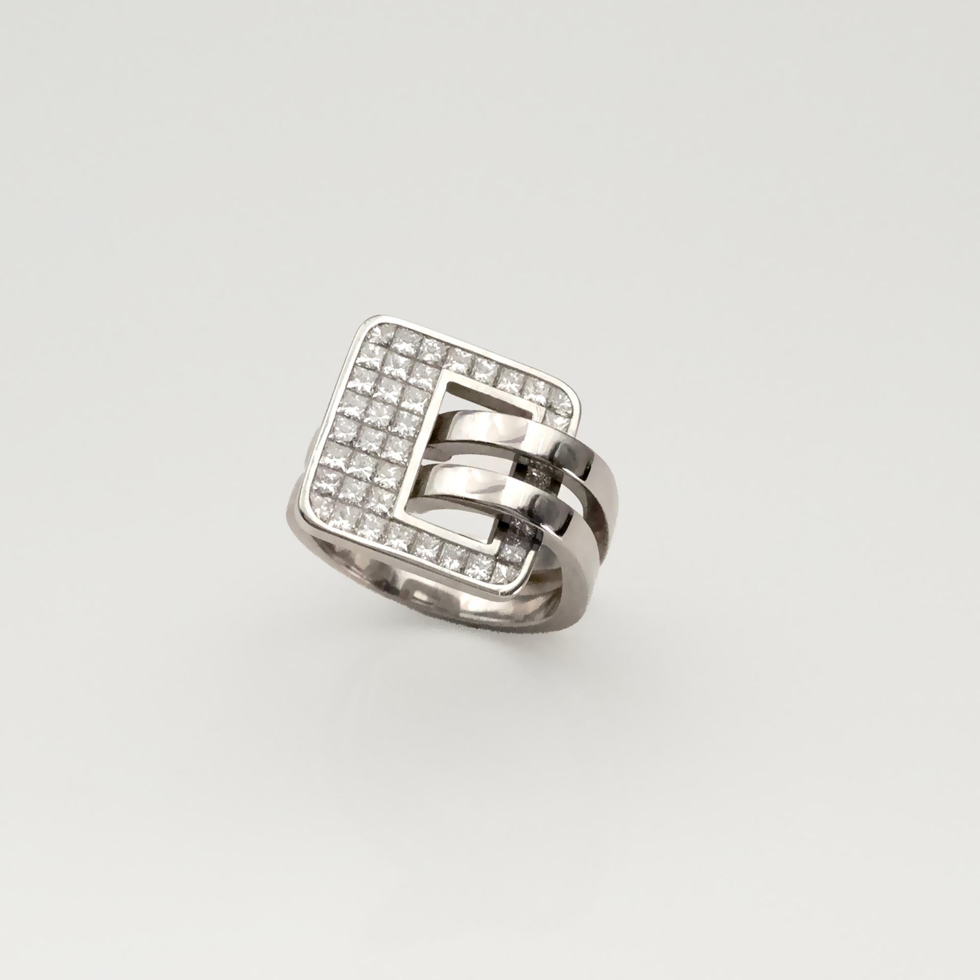 Claris.A 18K Weißgold Invisible Set Prinzessinnenschliff Diamant Schnalle Gürtelring Damen im Angebot