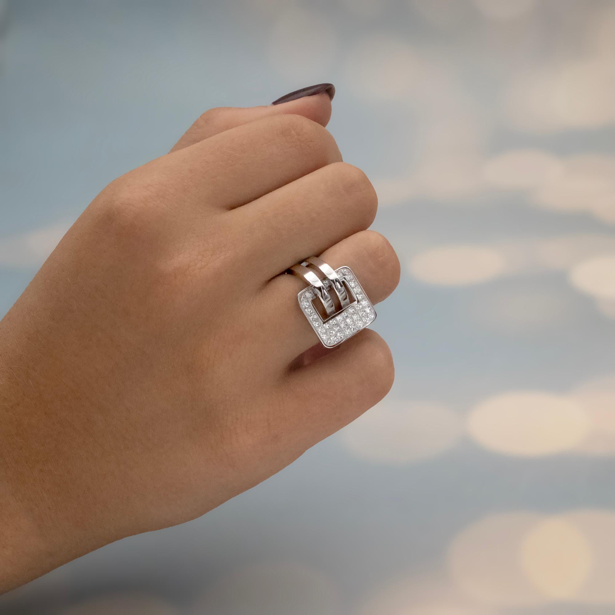 Claris.A 18K Weißgold Invisible Set Prinzessinnenschliff Diamant Schnalle Gürtelring im Angebot 1