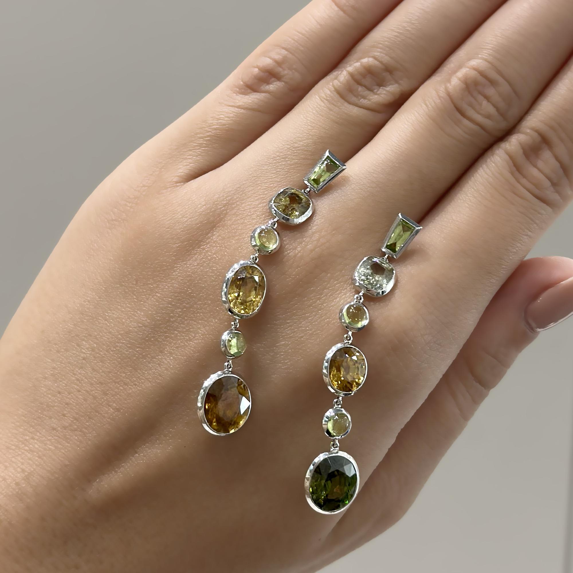 Donna Claris.A Orecchini pendenti con zircone e peridoto in oro bianco 18 carati in vendita