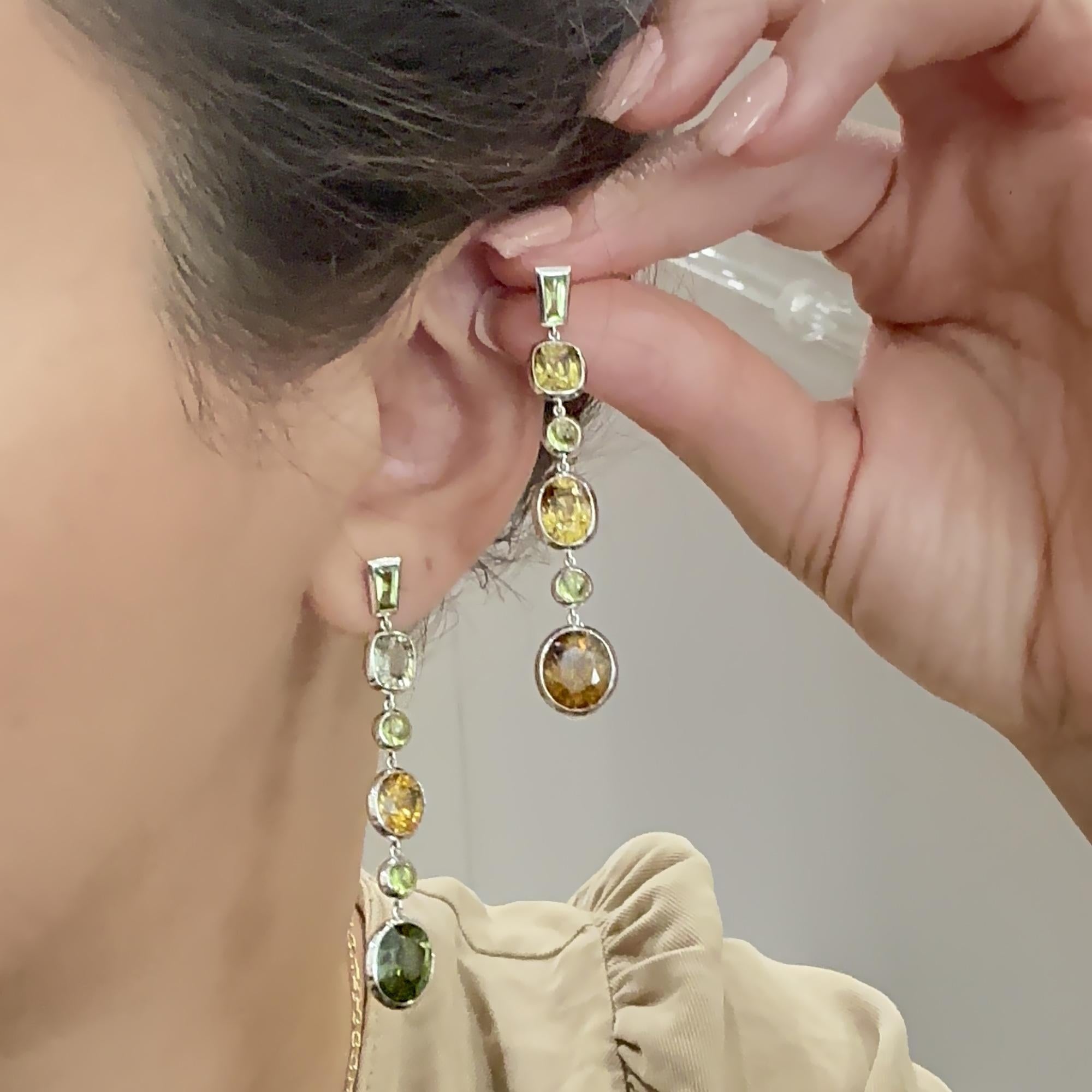 Claris.A Orecchini pendenti con zircone e peridoto in oro bianco 18 carati in vendita 1