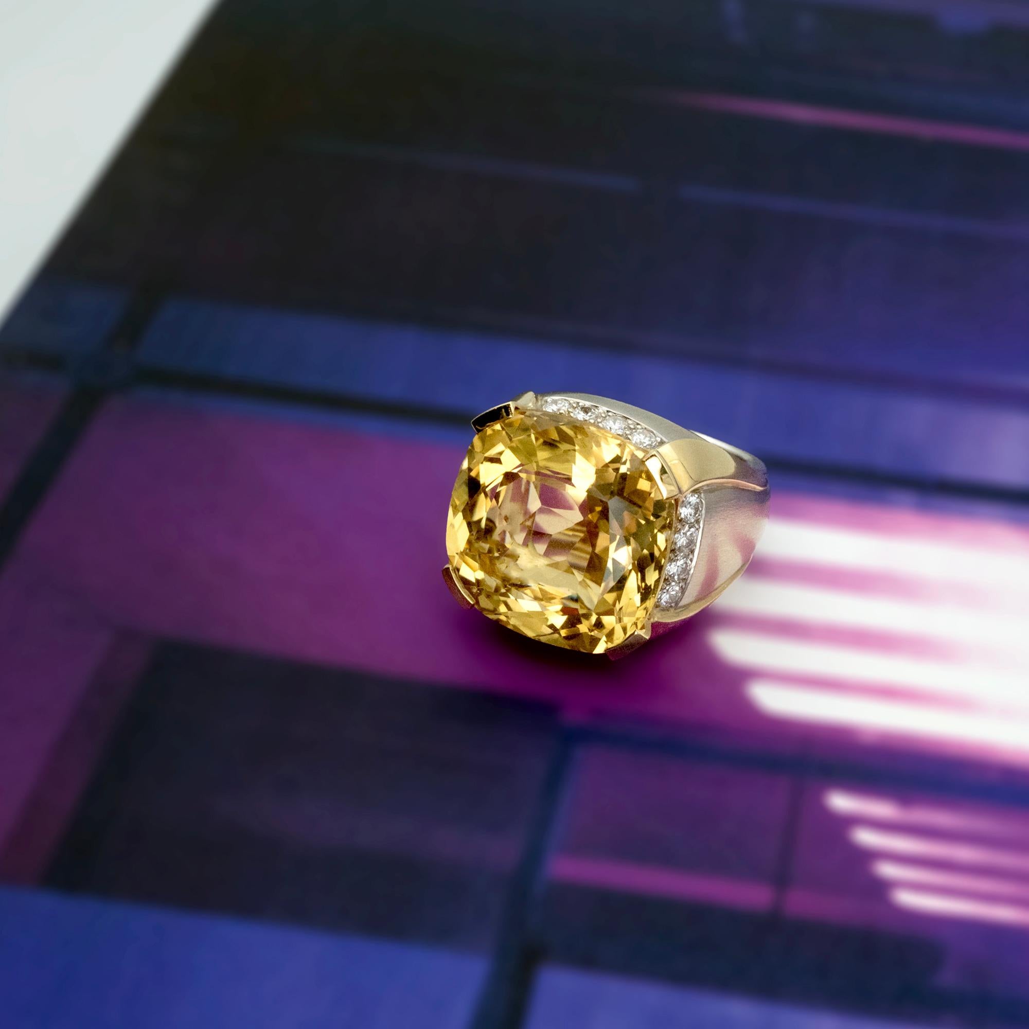 Este anillo moderno, grande y lujoso, es una pieza única de una colección de alta joyería, que demuestra una artesanía excepcional. Presenta un citrino talla cojín de 19x19 mm engastado en una banda de oro de doble tono de 18 quilates. El citrino