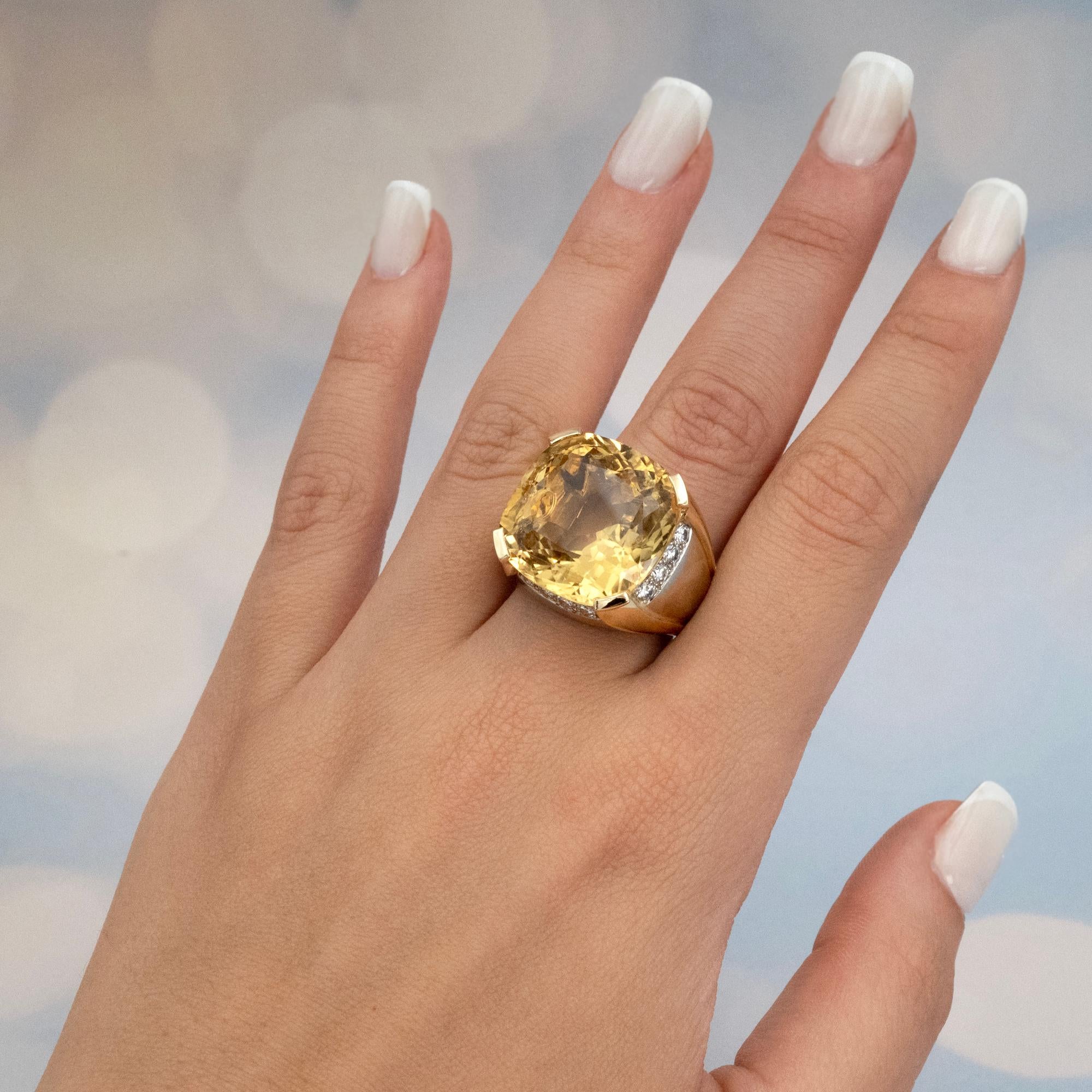 Claris-A Anillo de cóctel de citrino talla cojín en oro de 18 quilates de doble tono con diamantes Corte cojín en venta
