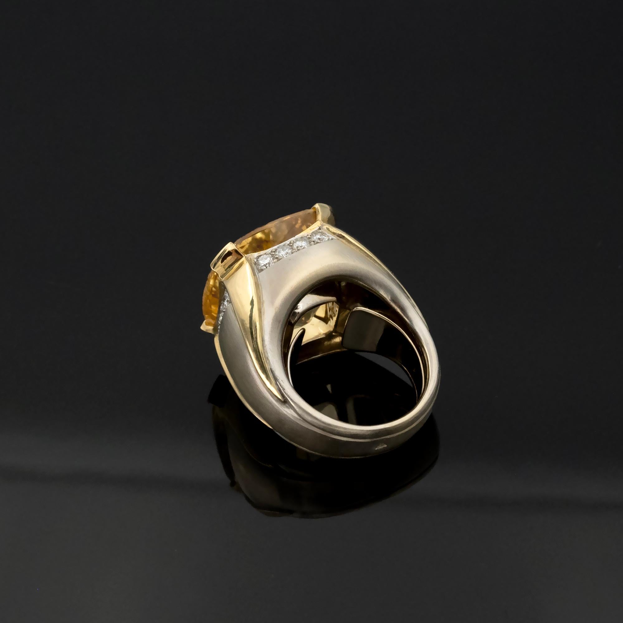 Claris-A Anillo de cóctel de citrino talla cojín en oro de 18 quilates de doble tono con diamantes en venta 2