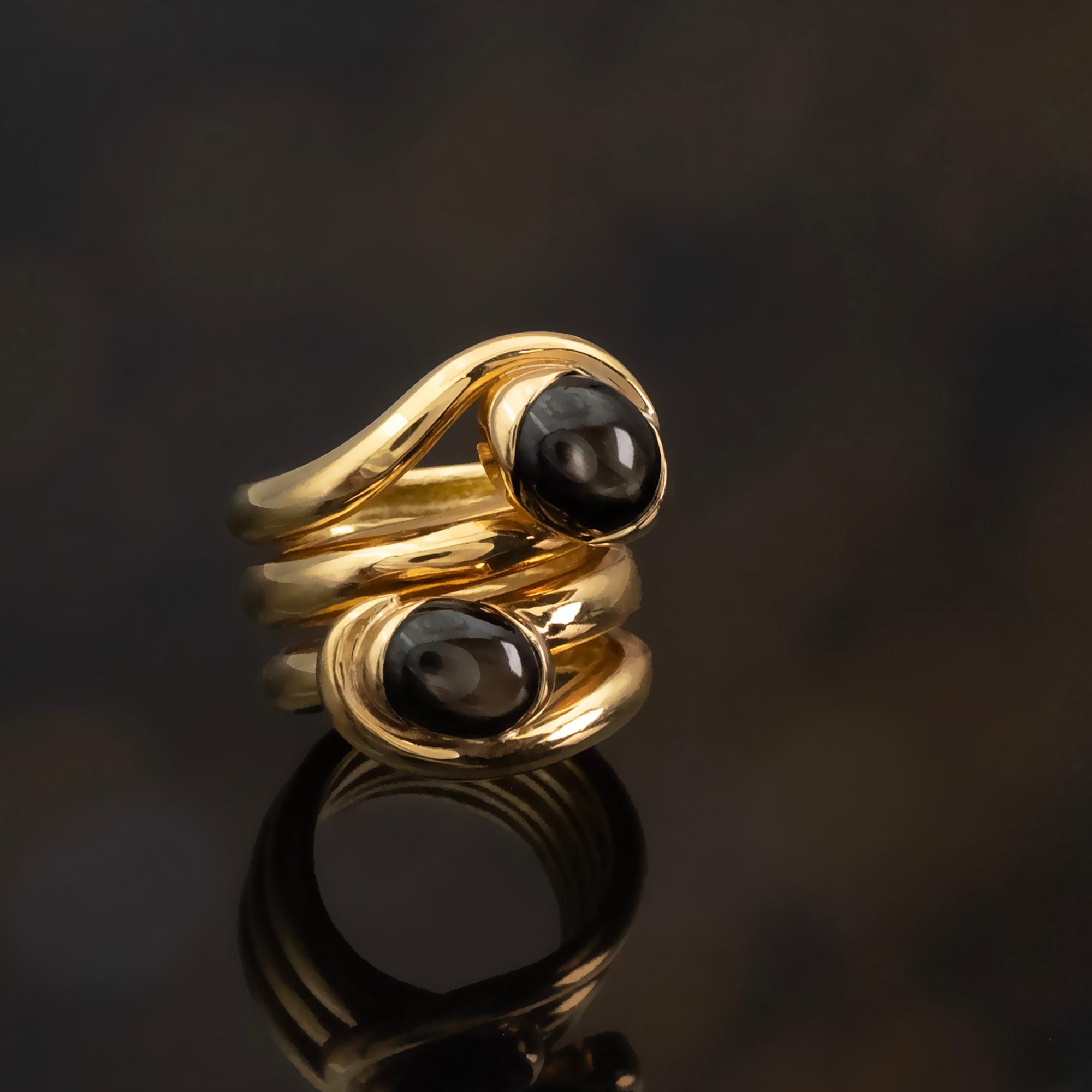 Claris-A Schwarzer Sternsaphir Goldring Damen im Angebot