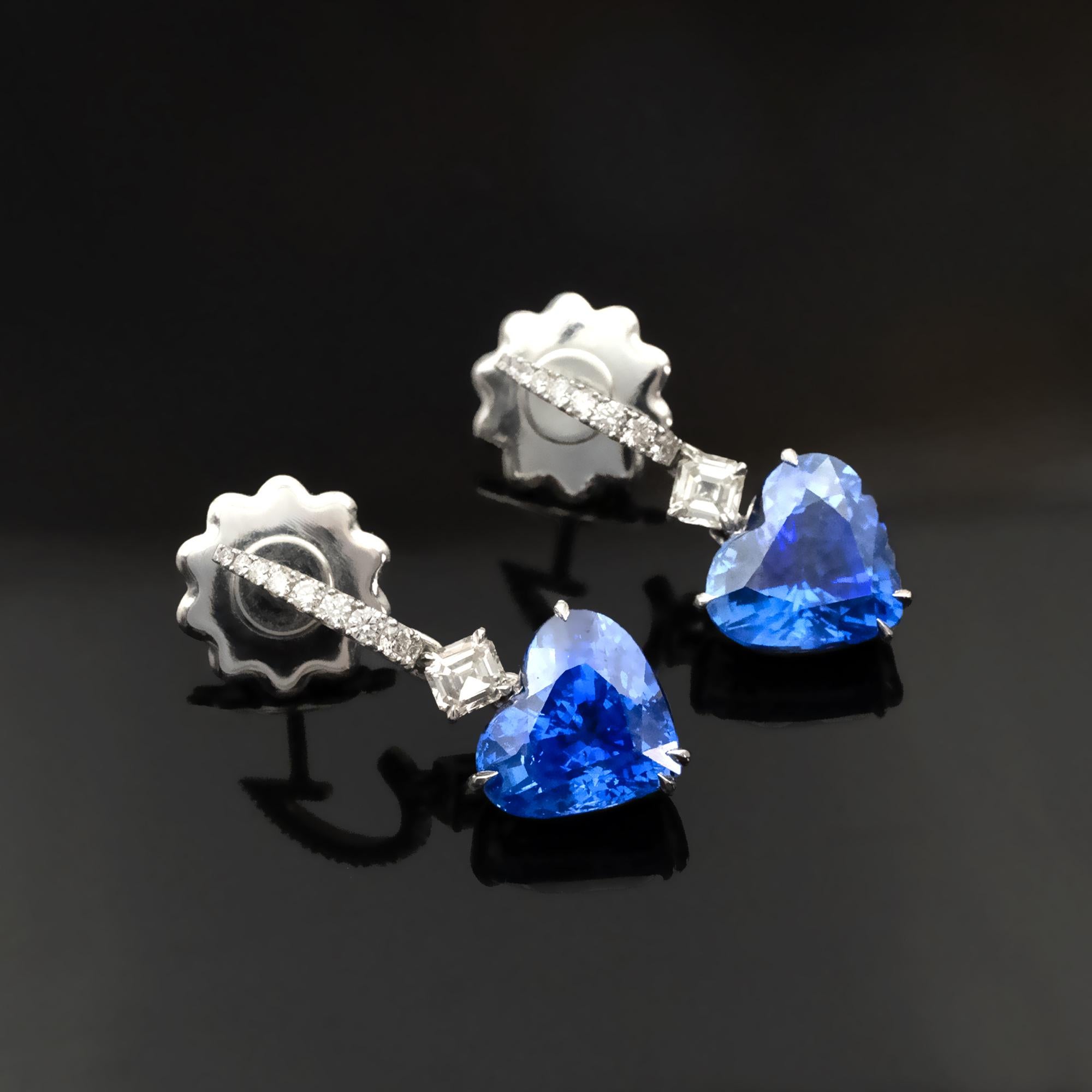 Questi orecchini di alta gioielleria di Claris.A sono realizzati a mano in oro bianco 18 carati e presentano due zaffiri blu reale a forma di cuore provenienti da Ceylon (Sri Lanka), per un peso totale di 9,75 carati (4,91 e 4,84 carati).