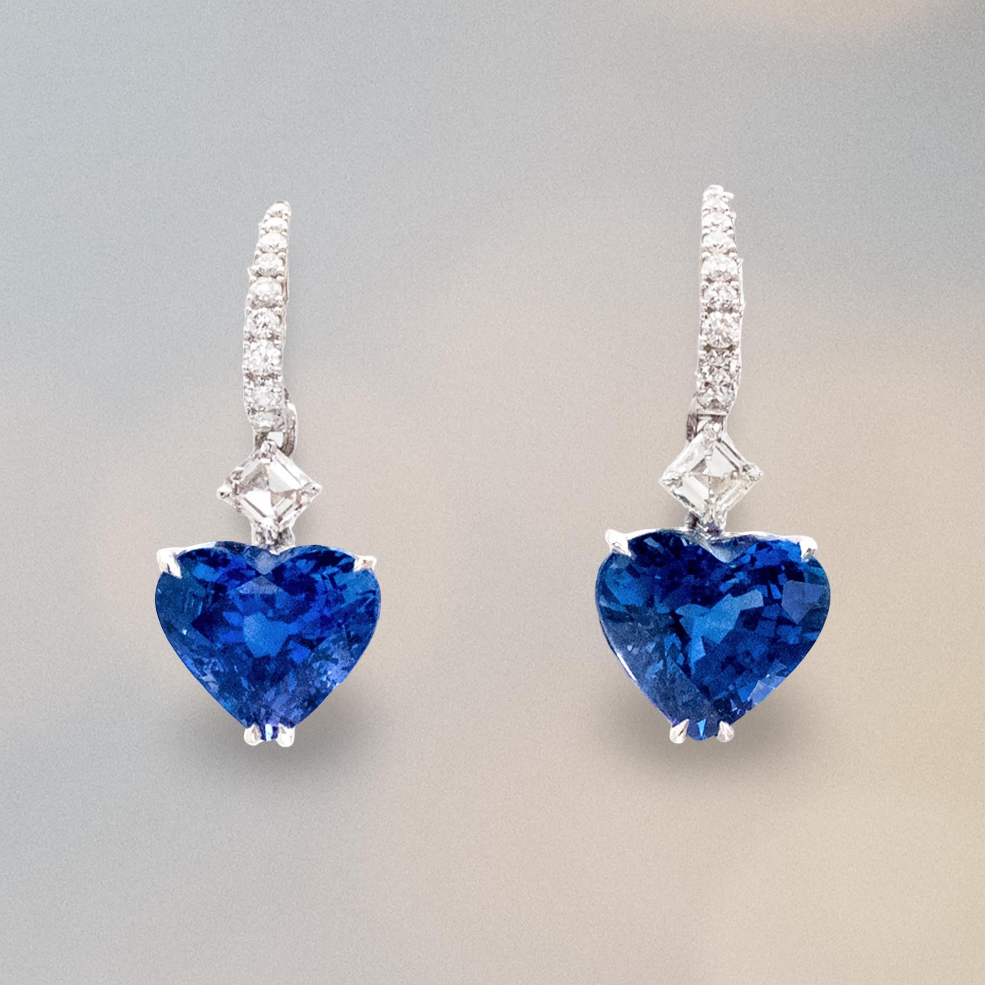 Cuore Orecchini in oro 18K con zaffiro Royal Blue Ceppylon e diamanti certificati Claris.A da 9,75 ct. in vendita
