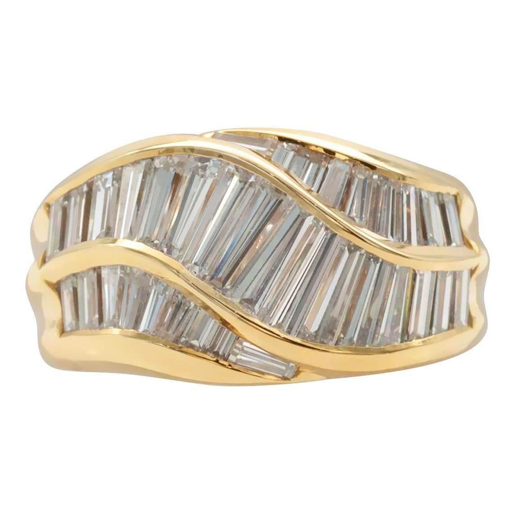 Claris.A Bague à vagues en or jaune avec diamants baguettes
