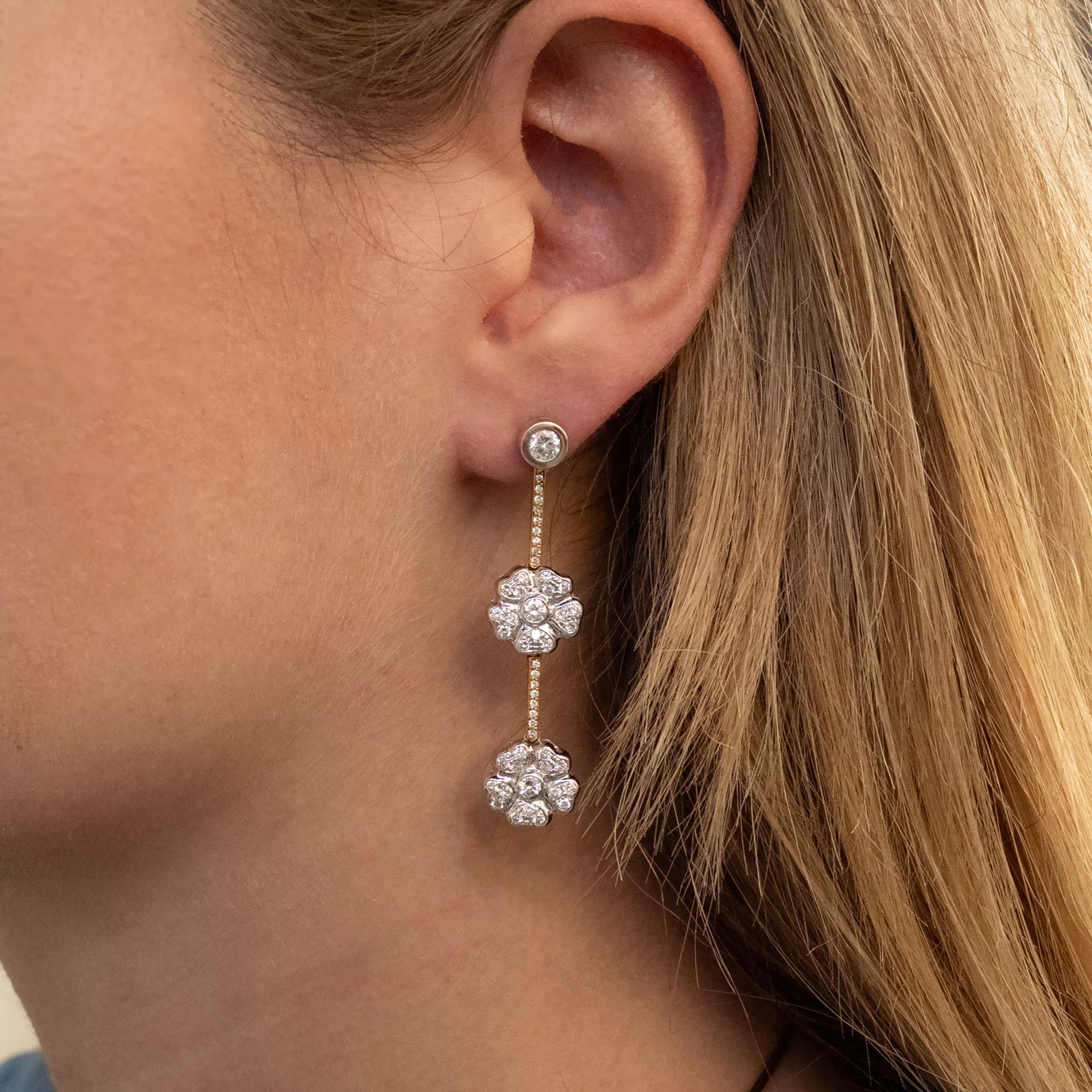 Orecchini pendenti floreali con diamanti Claris.A in oro giallo e bianco 18 carati In condizioni Nuovo in vendita a Monte Carlo, MC