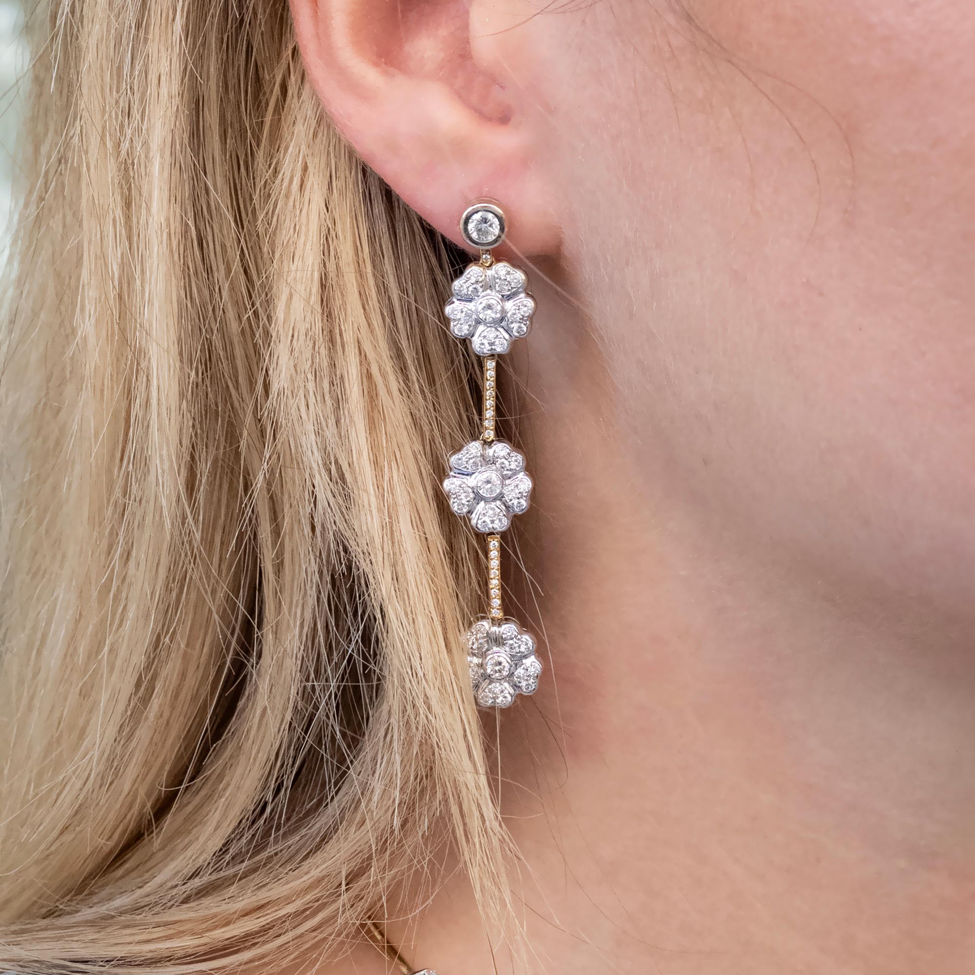 Donna Orecchini pendenti floreali con diamanti Claris.A in oro giallo e bianco 18 carati in vendita