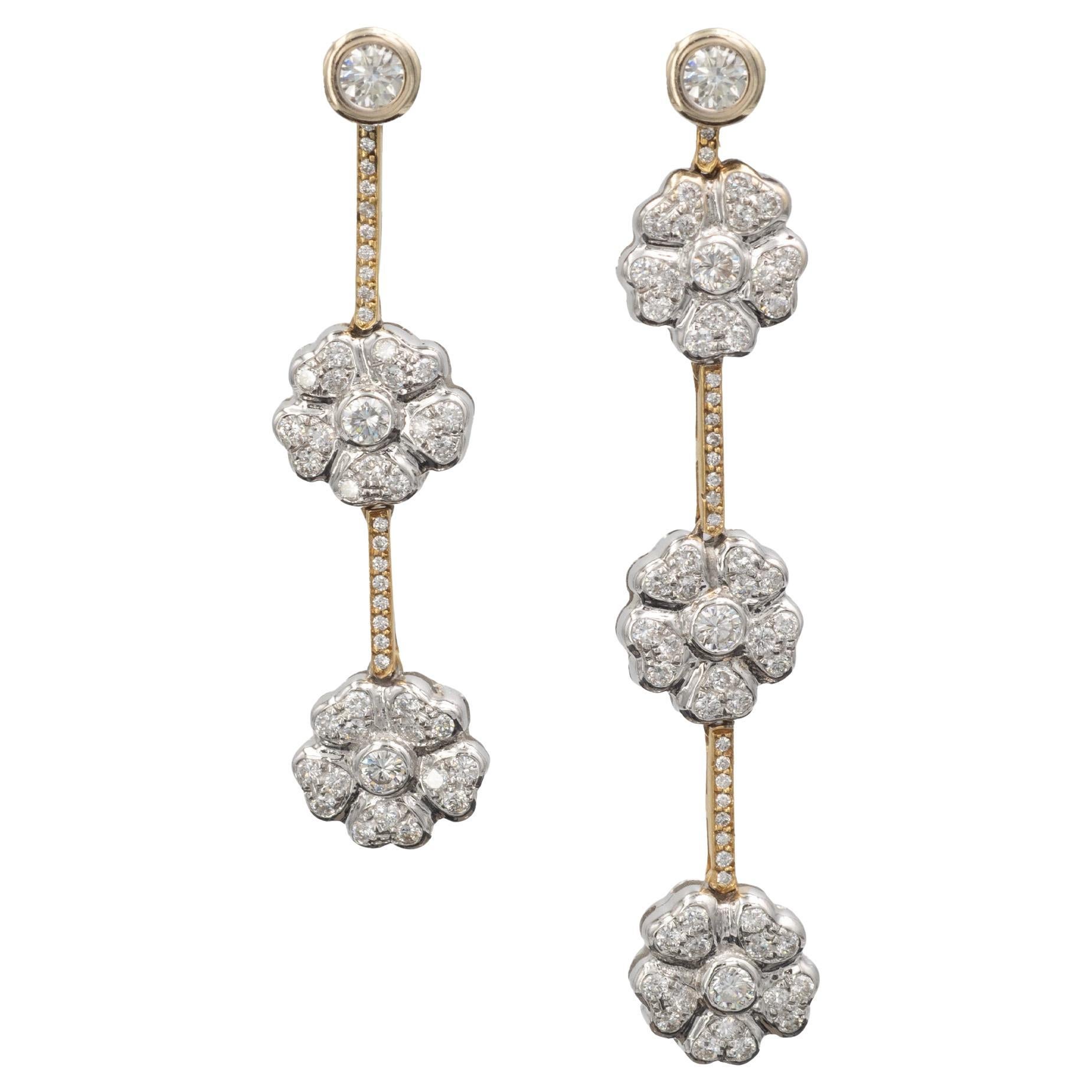 Orecchini pendenti floreali con diamanti Claris.A in oro giallo e bianco 18 carati in vendita
