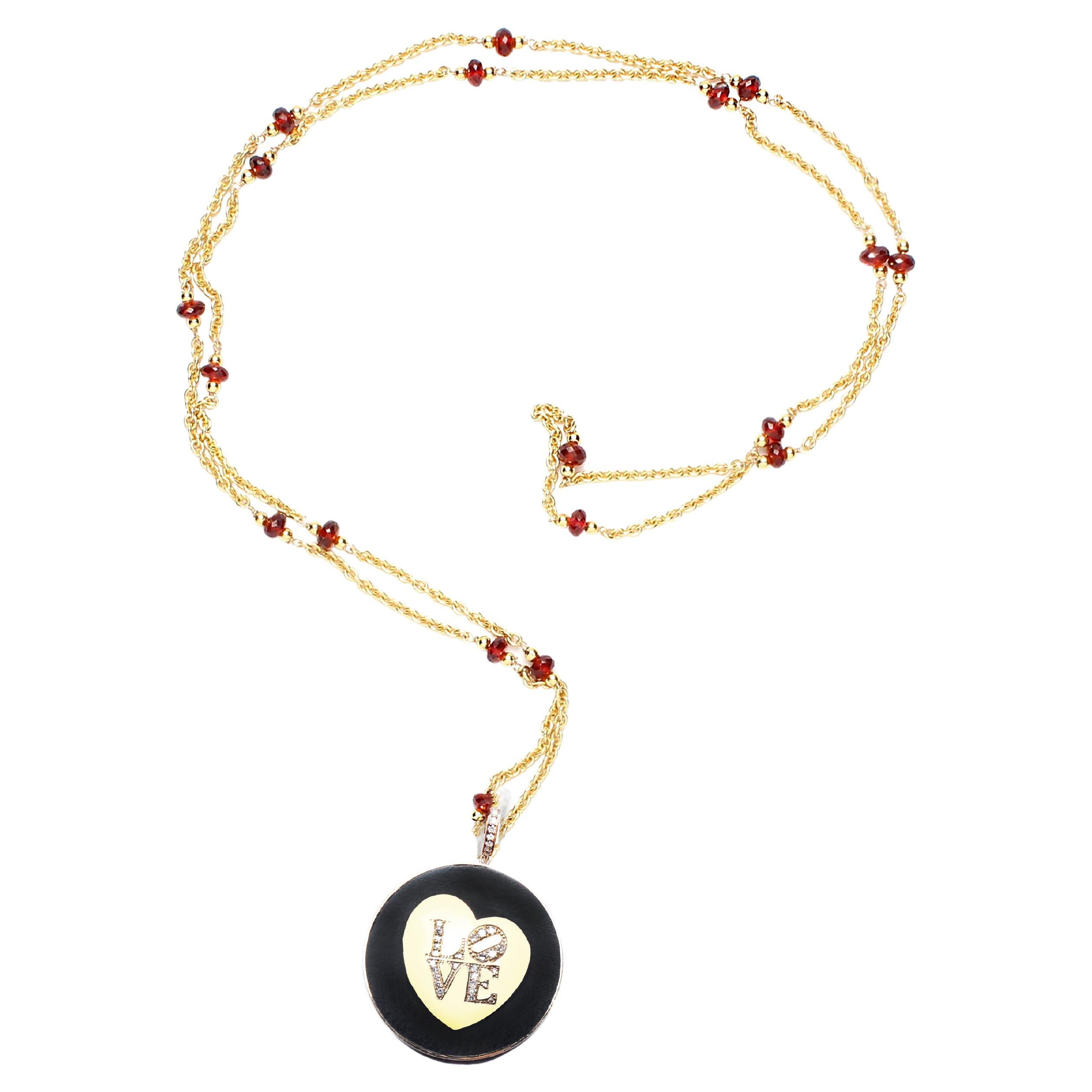 Clarissa Bronfman - Collana Caracas con granato in oro 14k e ciondolo LOVE con diamanti in ebano in vendita