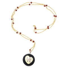 Clarissa Bronfman - Collana Caracas con granato in oro 14k e ciondolo LOVE con diamanti in ebano