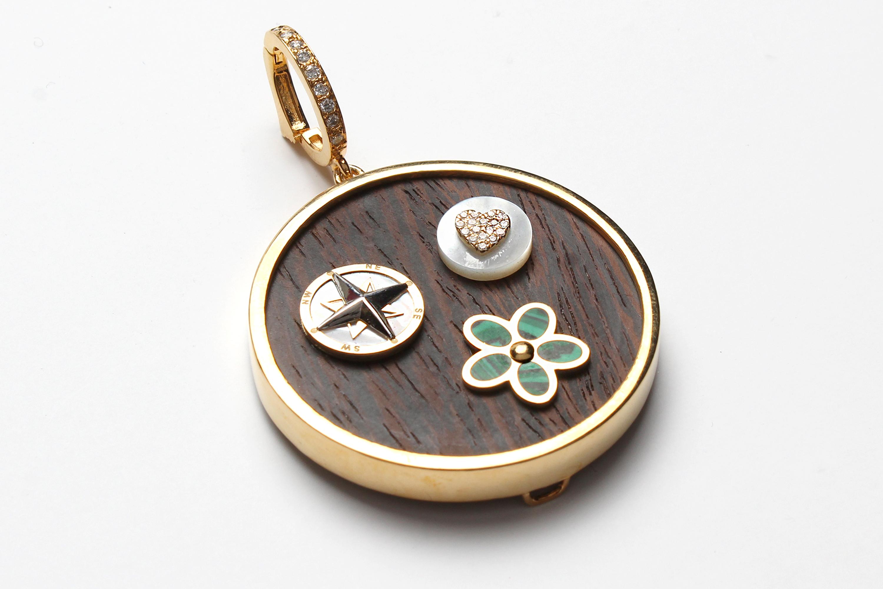 Taglio misto Clarissa Bronfman, ciondolo in oro 14k con malachite, diamanti, perle d'ebano e 3 ciondoli in vendita