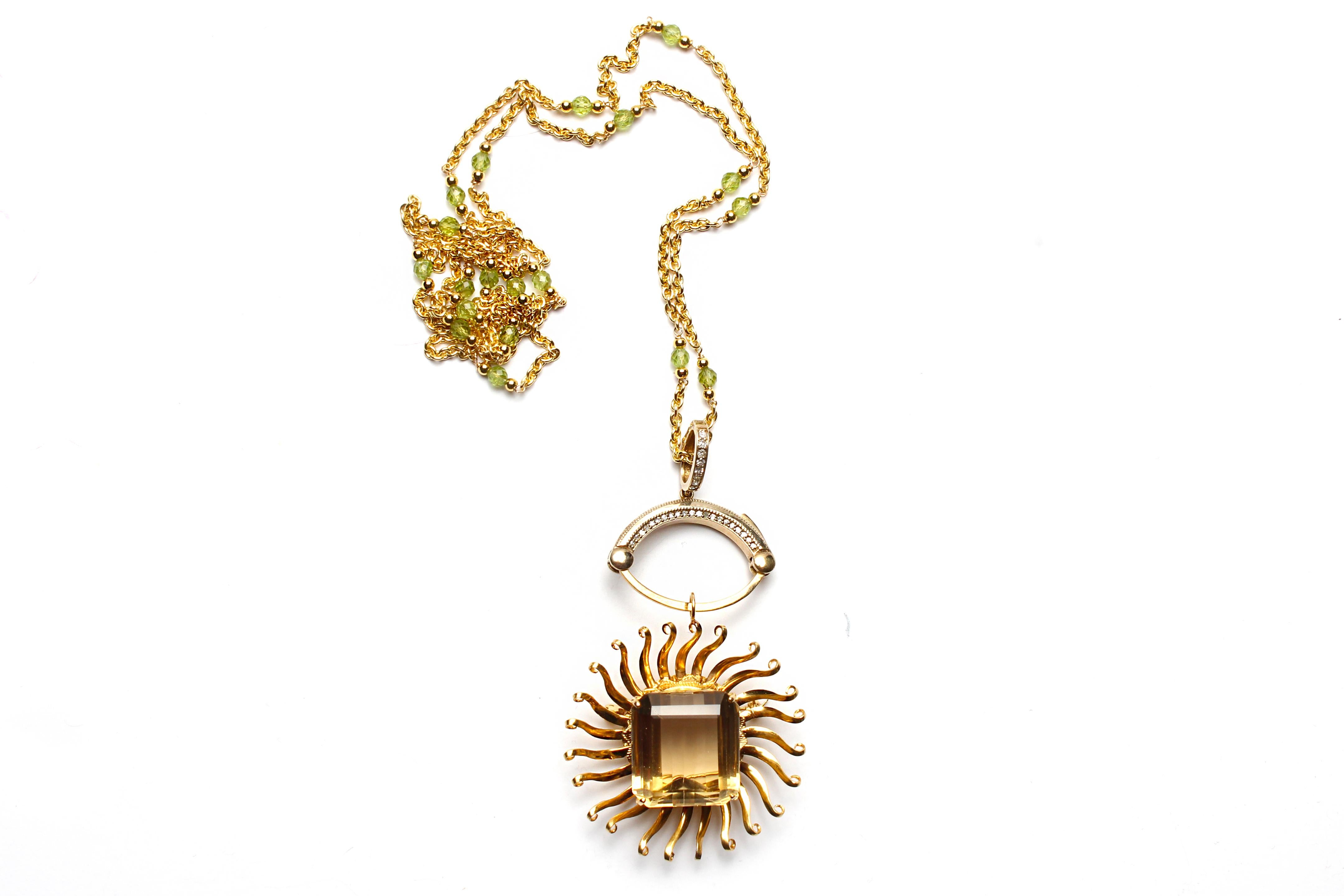 Taille mixte Clarissa Bronfman, collier en or 14 carats avec péridots et pendentif soleil en topaze jaune en vente